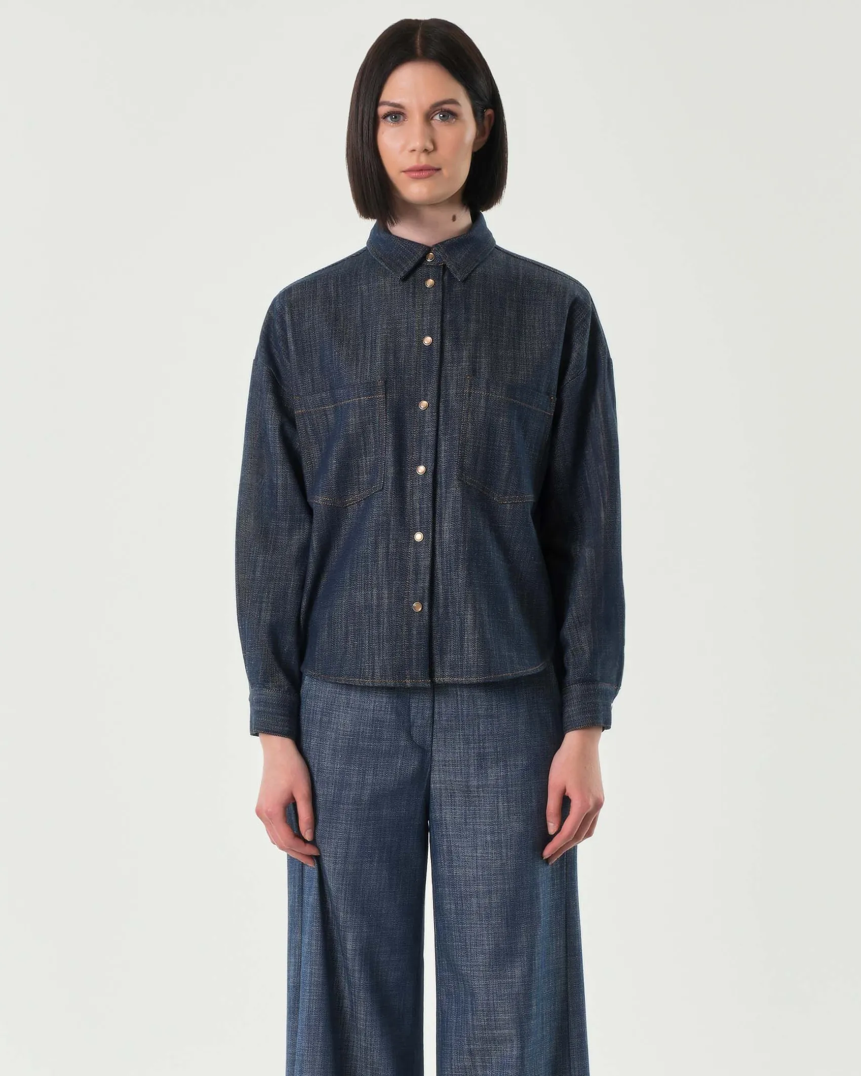 Overshirt blu in denim di cotone con doppia tasca sul petto