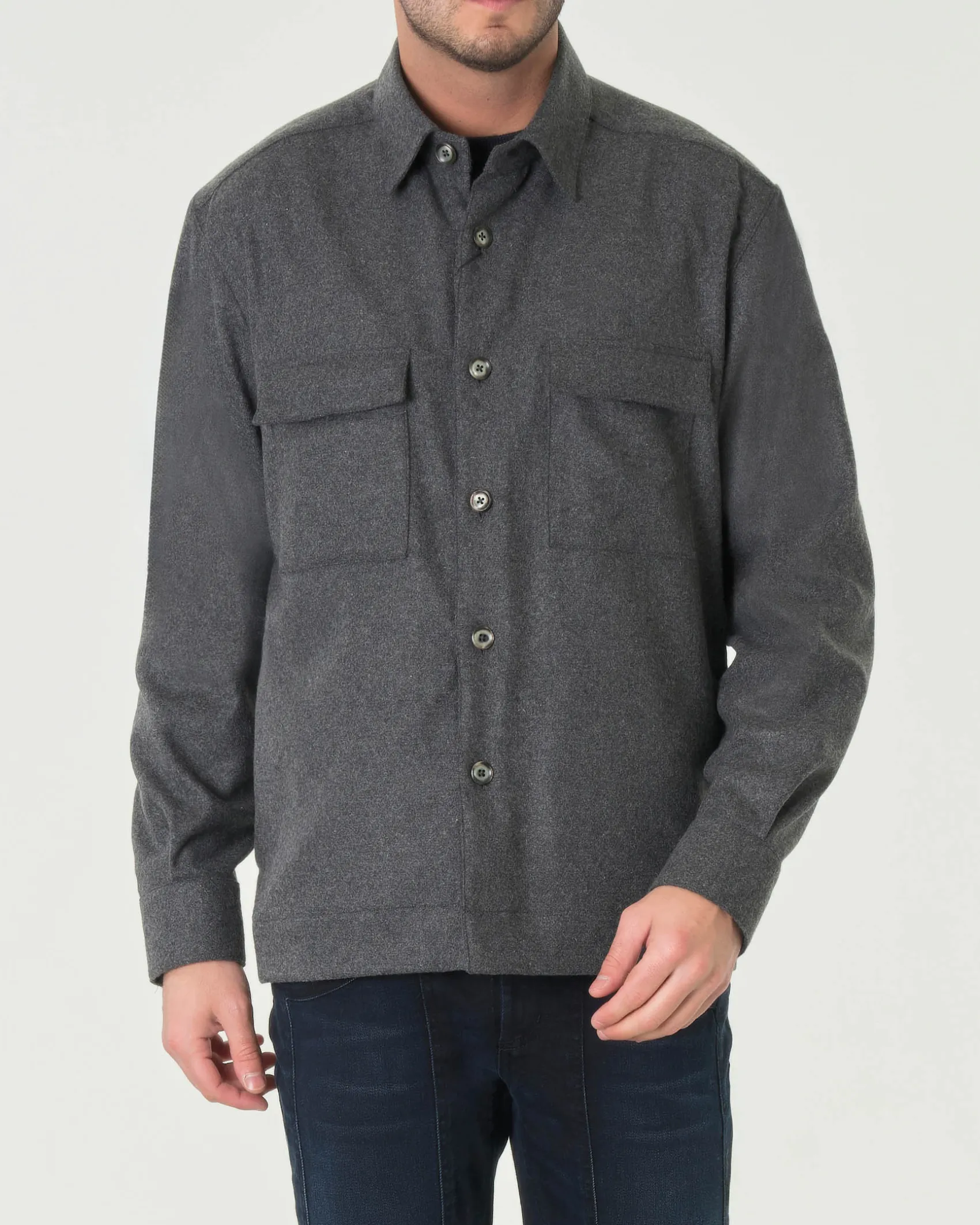 Overshirt Xacus color antracite in flanella di misto lana stretch con tasconi applicati sul petto