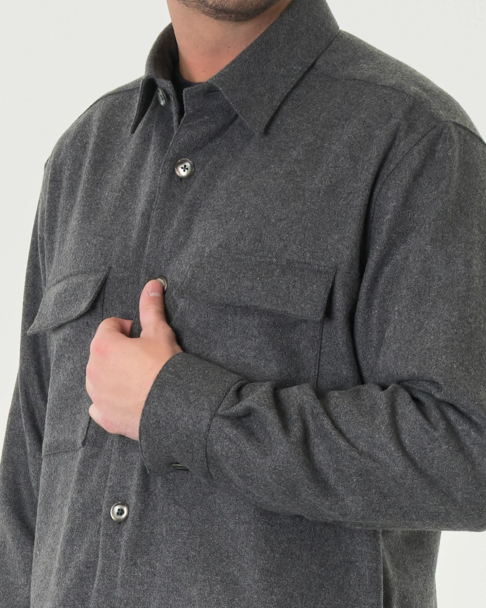 Overshirt Xacus color antracite in flanella di misto lana stretch con tasconi applicati sul petto