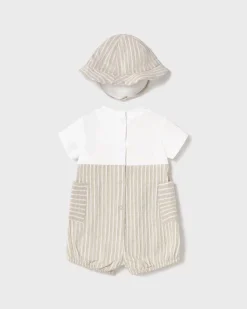 Pagliaccetto a salopette con cappellino abbinato in fantasia a righe bianche e beige