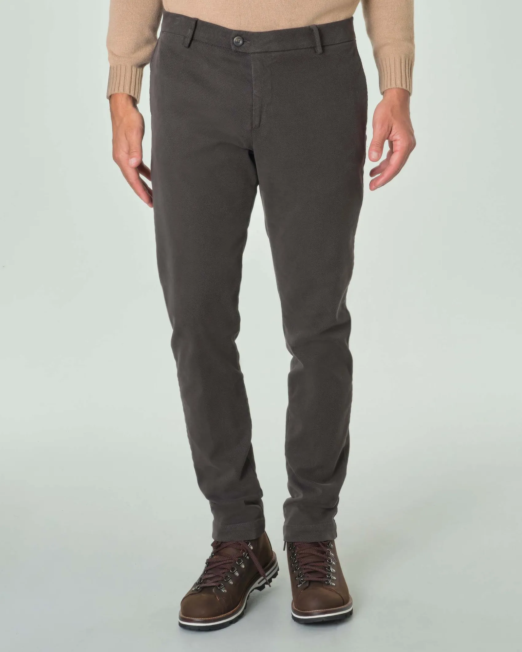 Pantalone chino Ashki.i antracite in tessuto diagonale di misto cotone e modal stretch