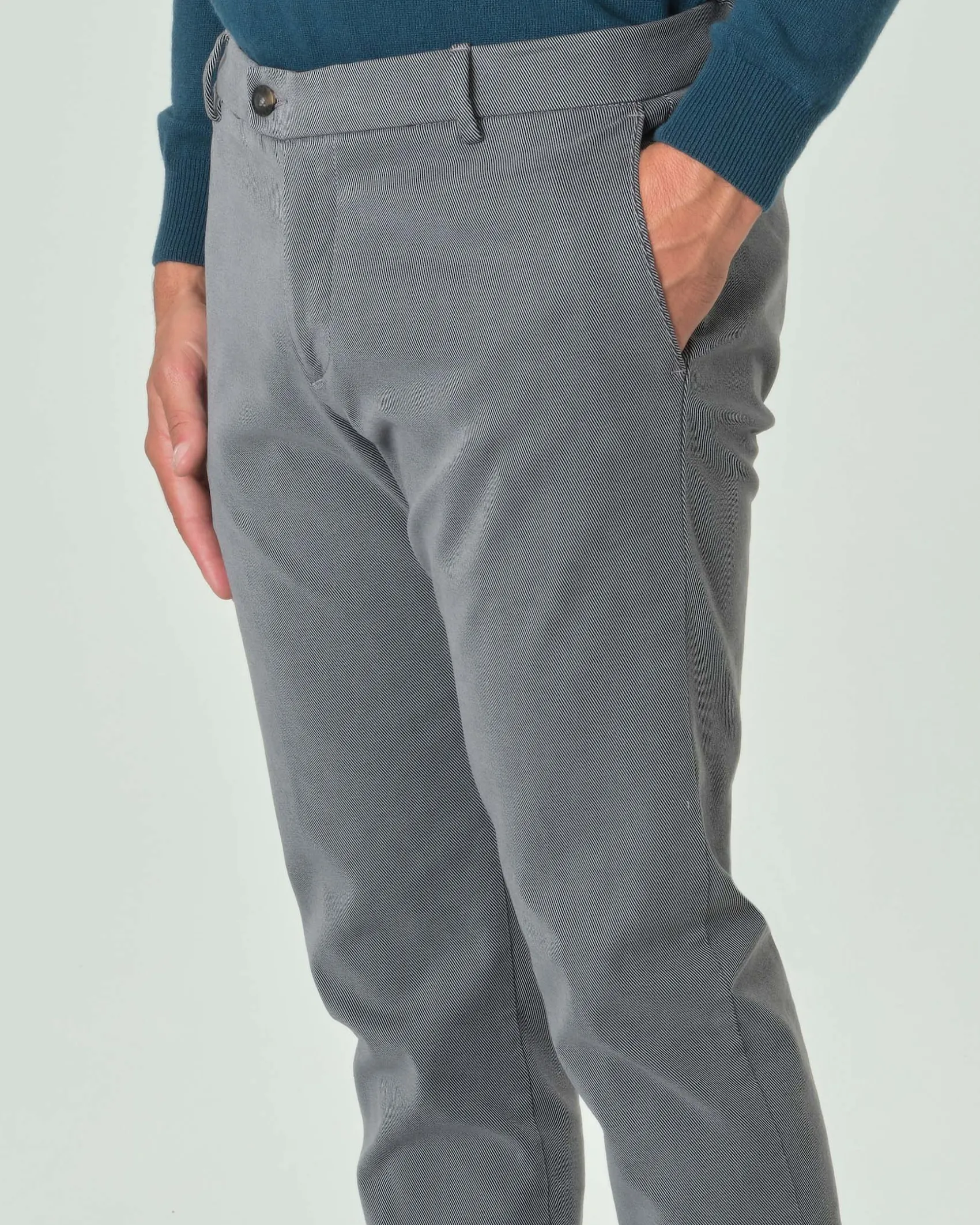 Pantalone chino Ashki.i grigio in tessuto diagonale di misto cotone e modal stretch