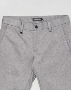 Pantalone chino grigio con microfantasia