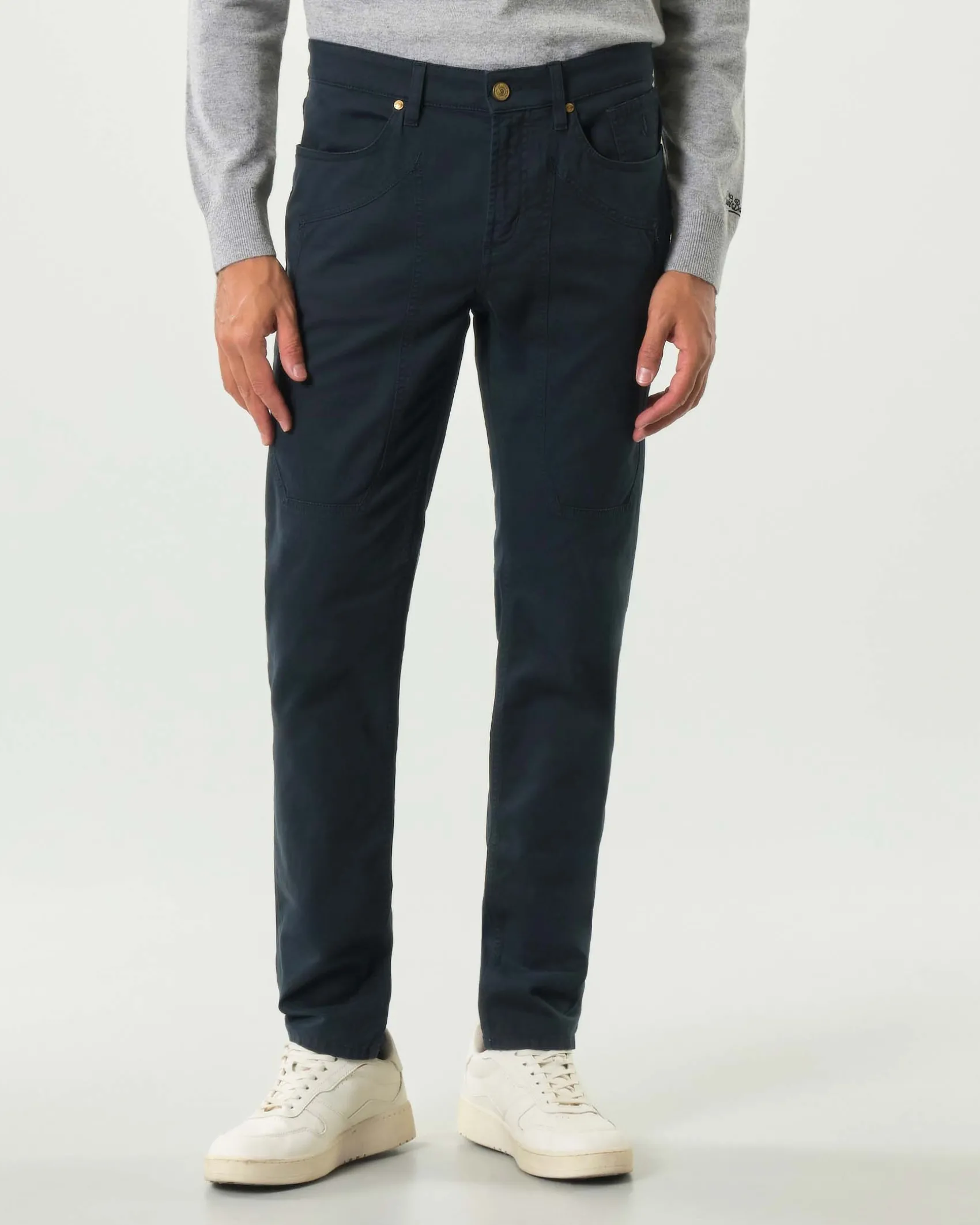 Pantalone cinque tasche Jeckerson blu modello John in gabardina di cotone stretch con toppa