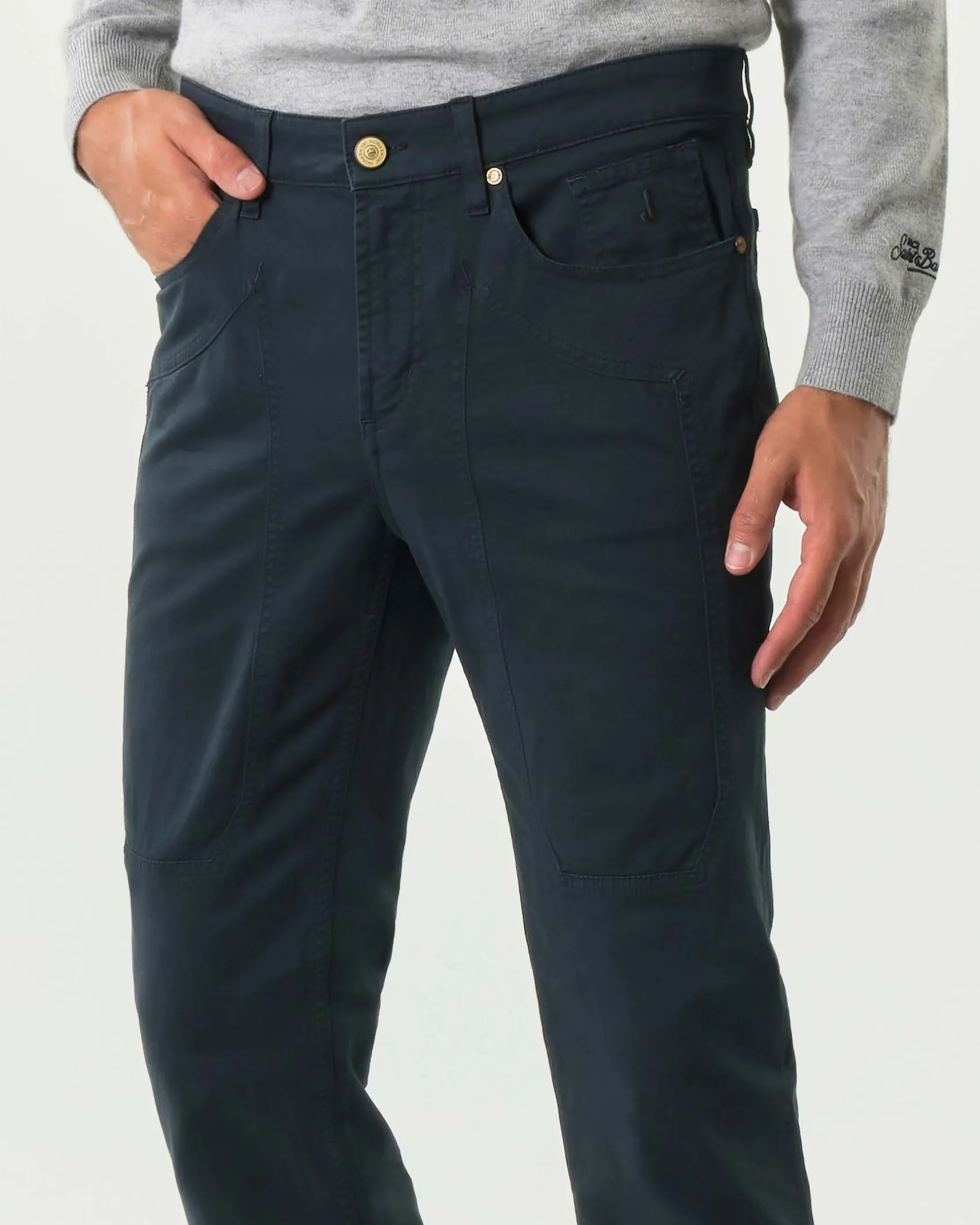 Pantalone cinque tasche Jeckerson blu modello John in gabardina di cotone stretch con toppa
