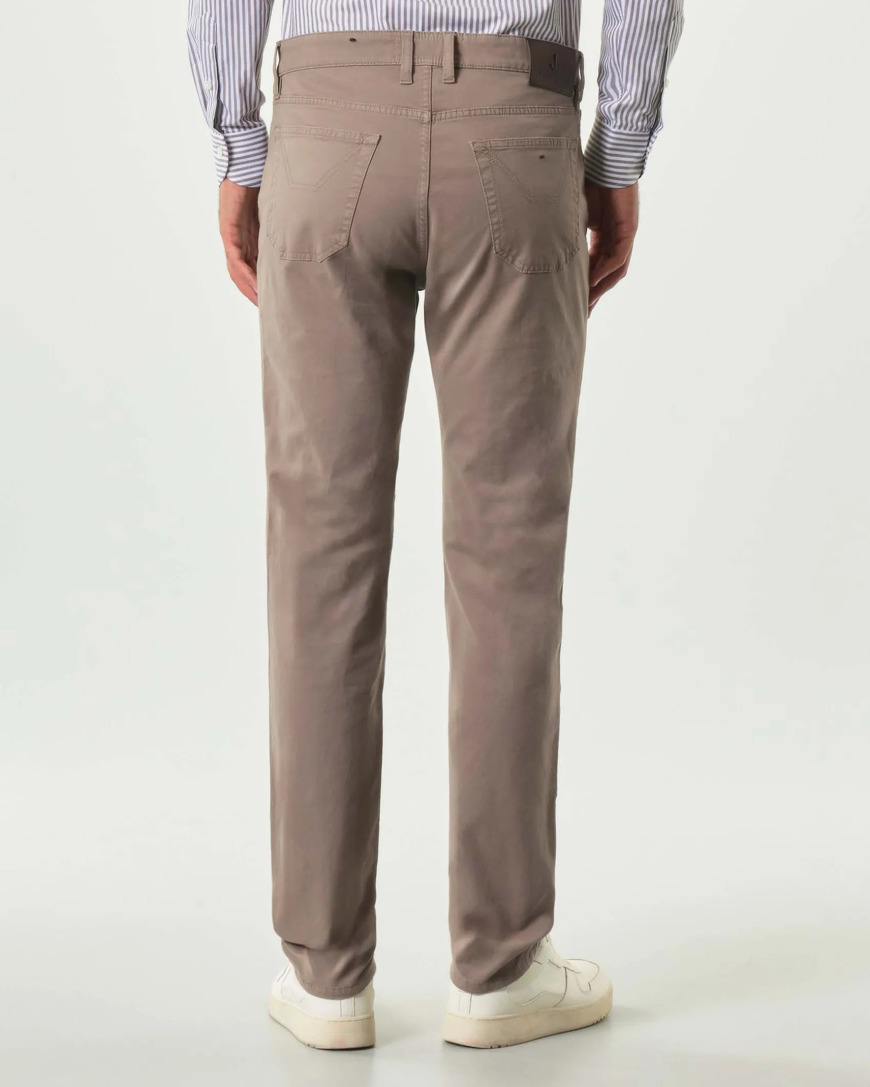 Pantalone cinque tasche Jeckerson color fango modello John in gabardina di cotone stretch con toppa