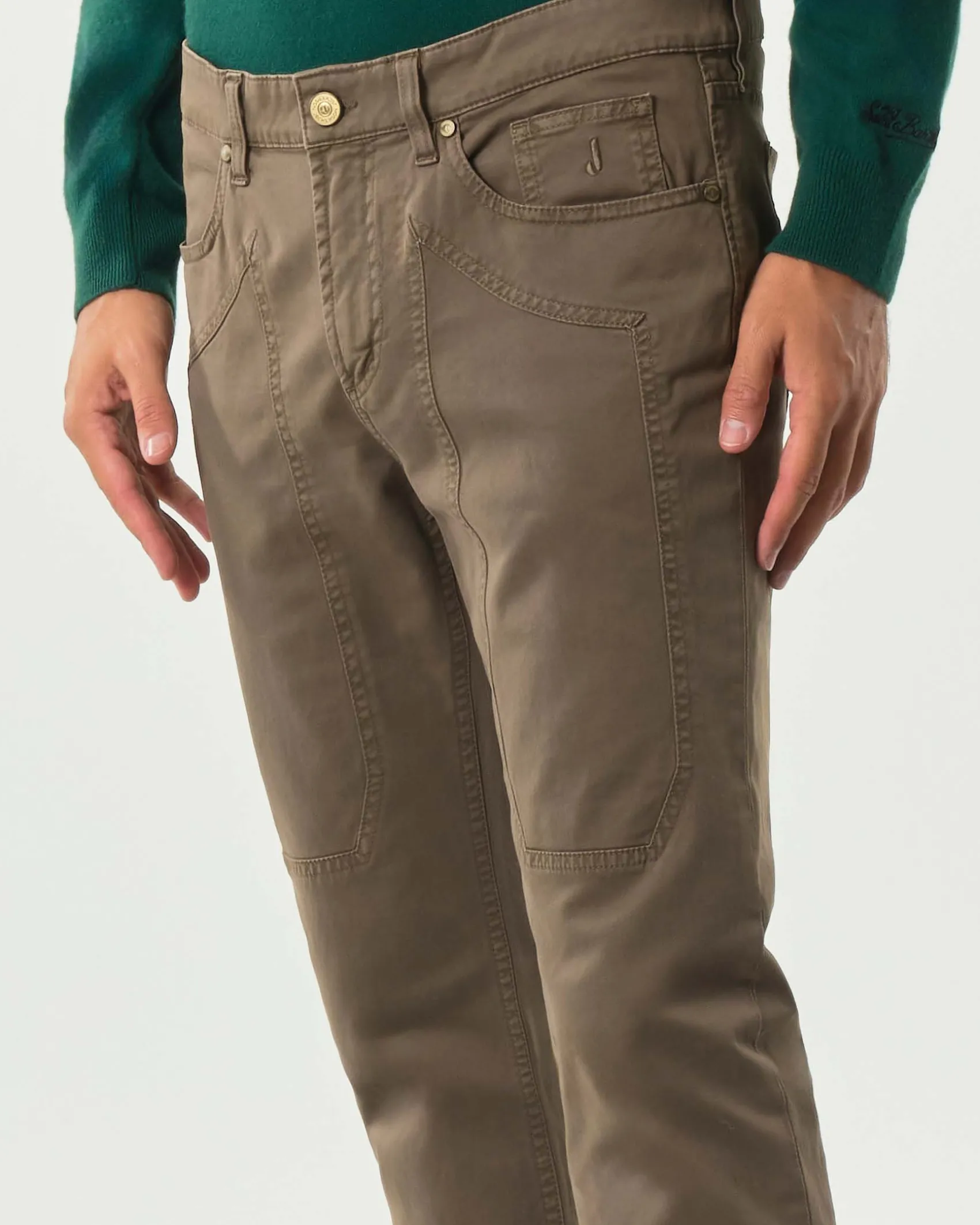 Pantalone cinque tasche Jeckerson marrone modello John in gabardina di cotone stretch con toppa