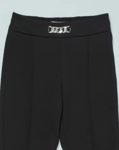 Pantalone Elsy nero a trombetta in crêpe con catena gioiello