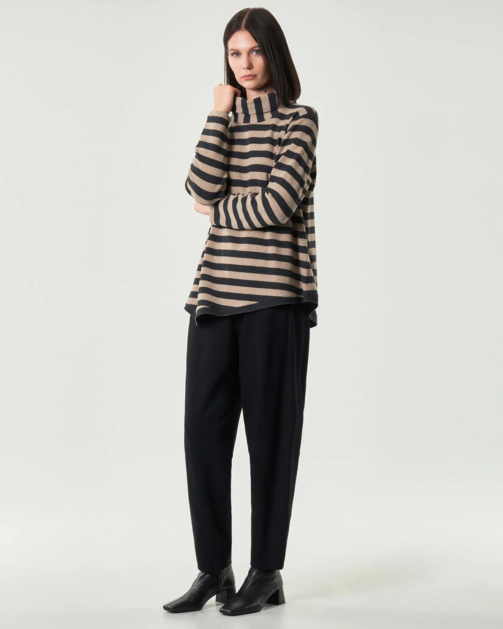 Pantaloni a pallocino Jurerê neri in tricot di misto viscosa stretch con elastico inserito in vita