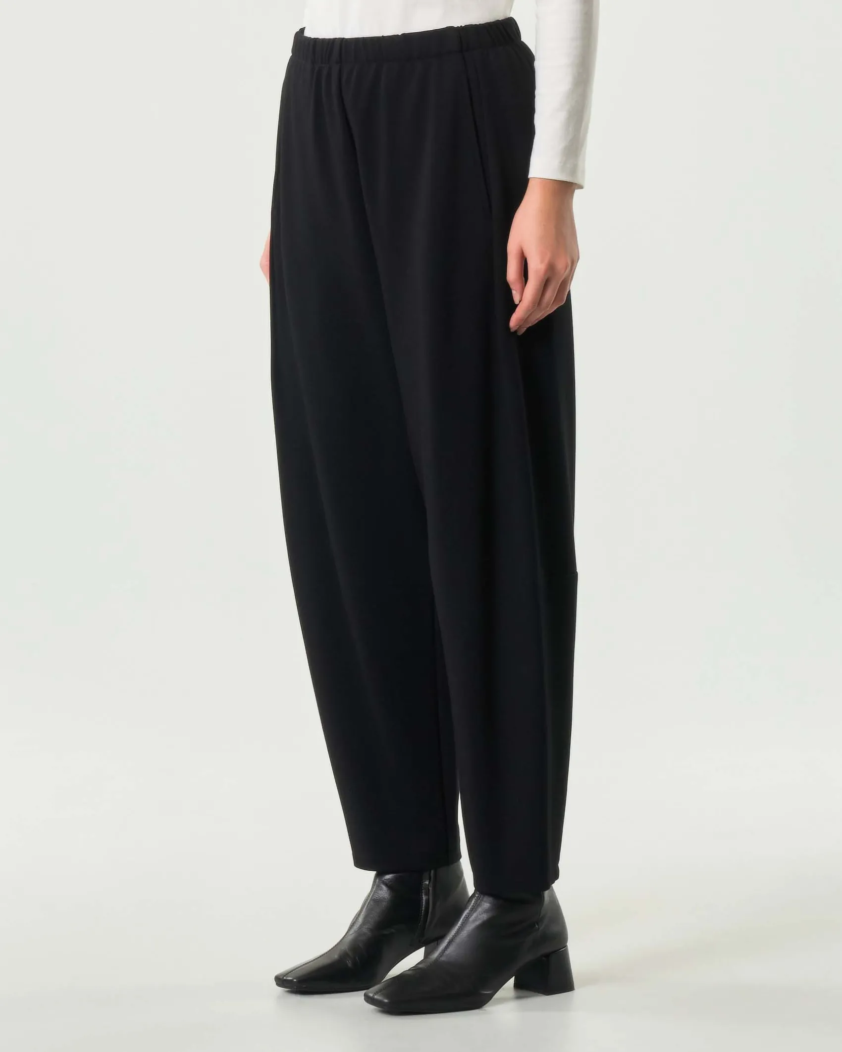 Pantaloni a pallocino Jurerê neri in tricot di misto viscosa stretch con elastico inserito in vita