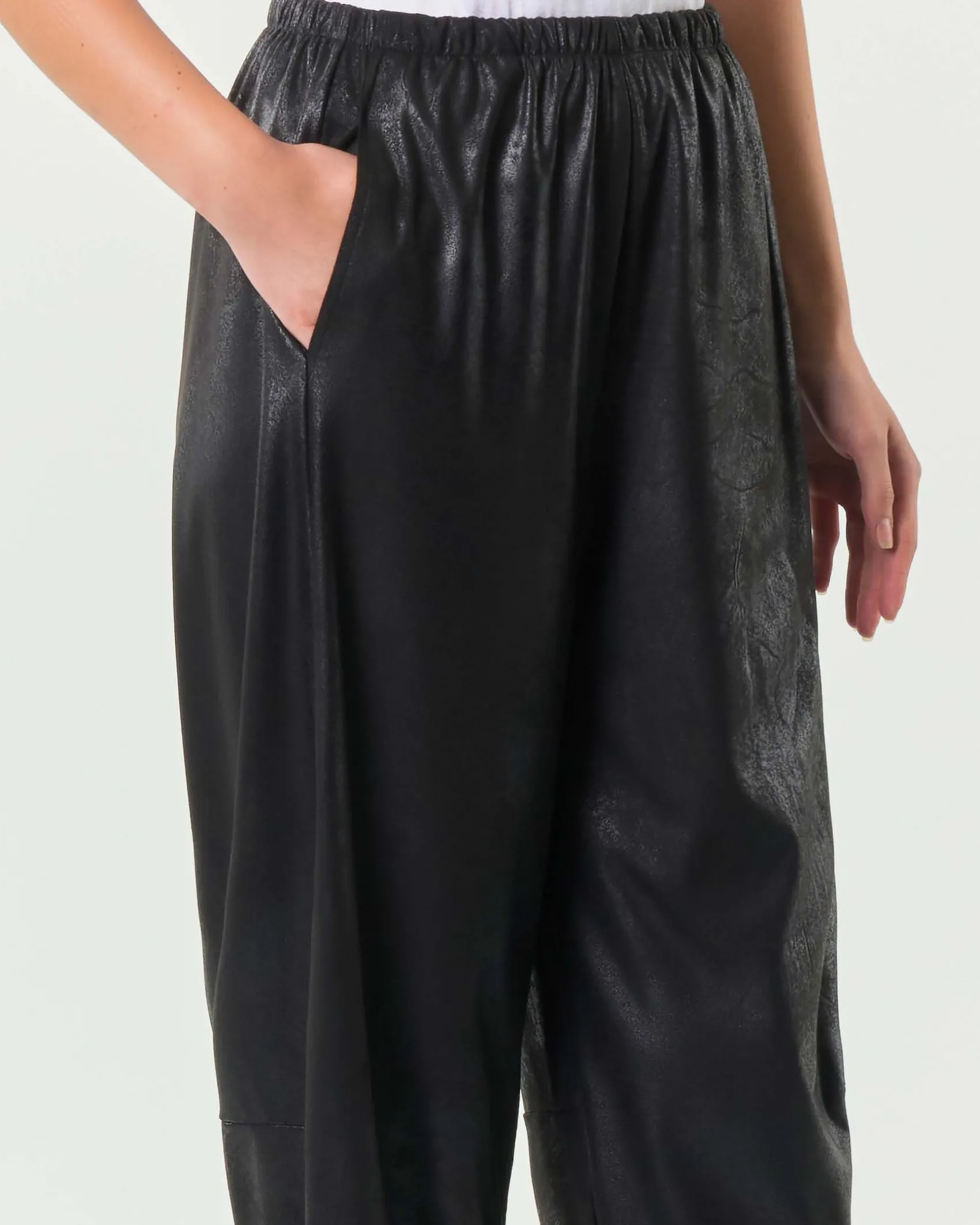 Pantaloni a pallocino neri Jurerê in tessuto spalmato stretch effetto cangiante con elastico inserito in vita