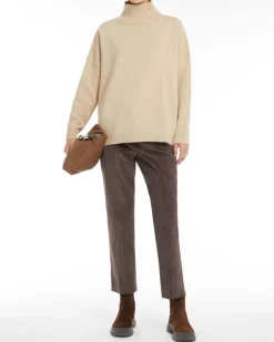 Pantaloni a trombetta marroni in velluto millerighe di cotone stretch a vita alta con piega stirata