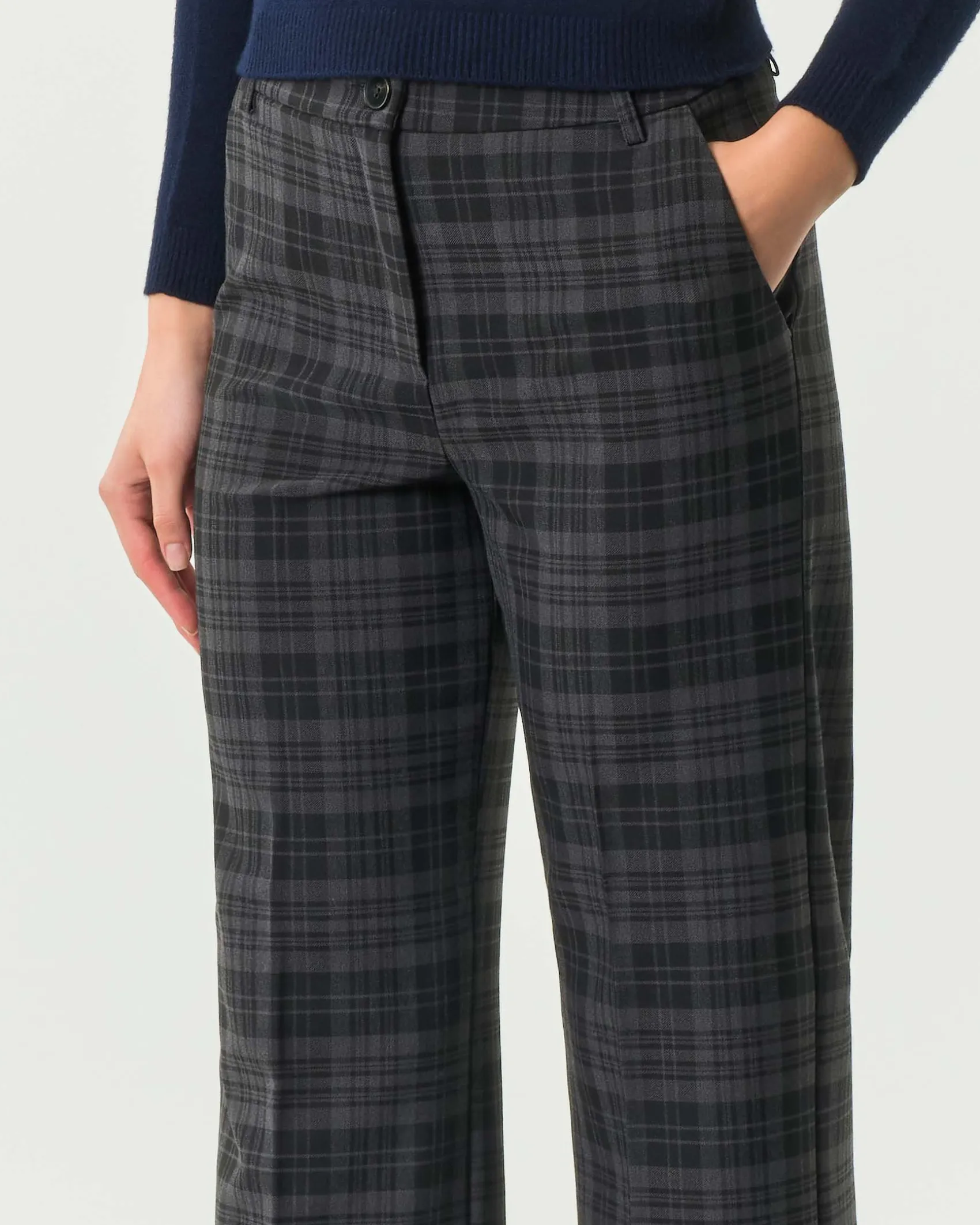 Pantaloni alla caviglia Emme Marella a fantasia check nera e grigia con risvolto al fondo