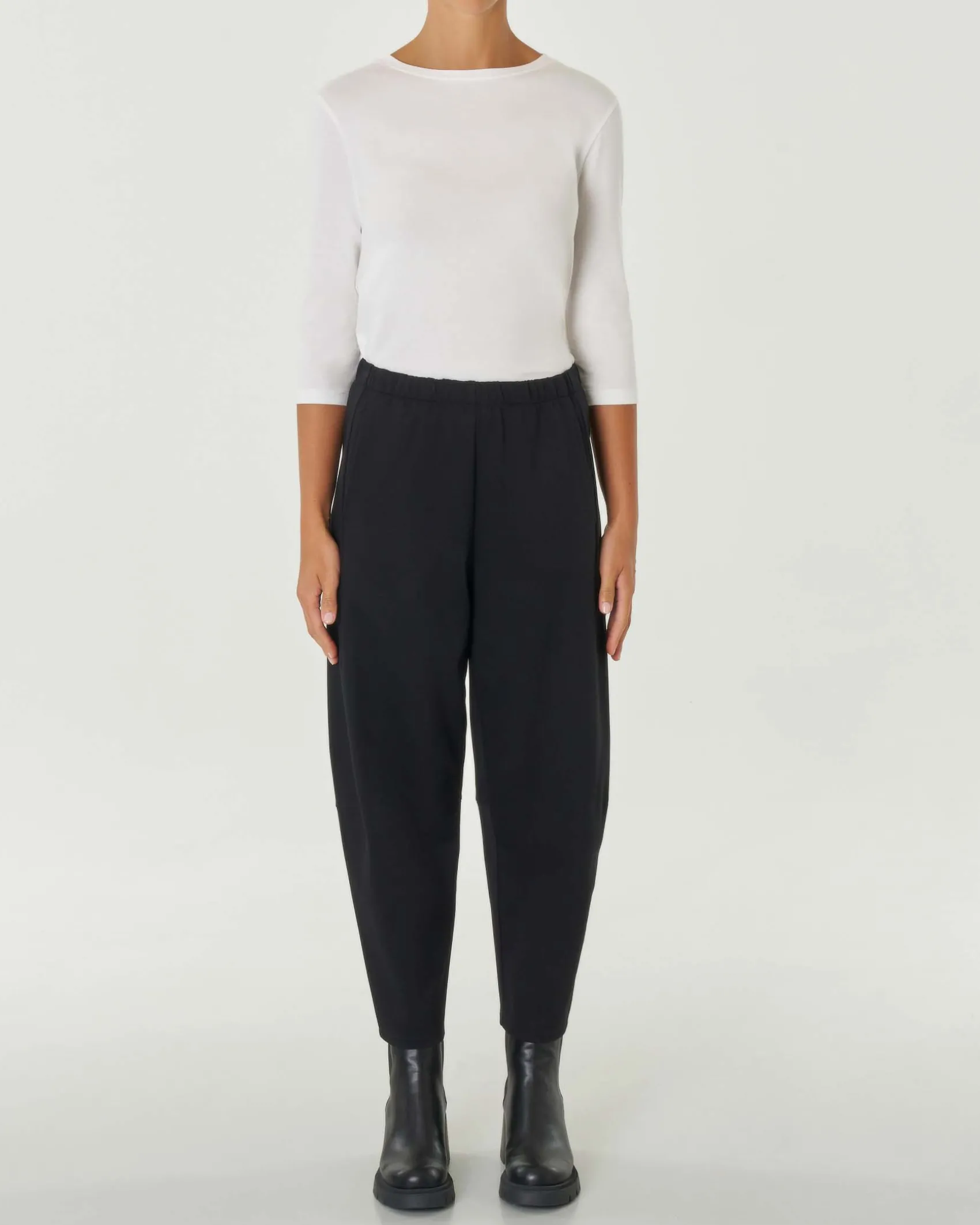 Pantaloni balloon neri in tricotina di misto viscosa con elastico inserito in vita