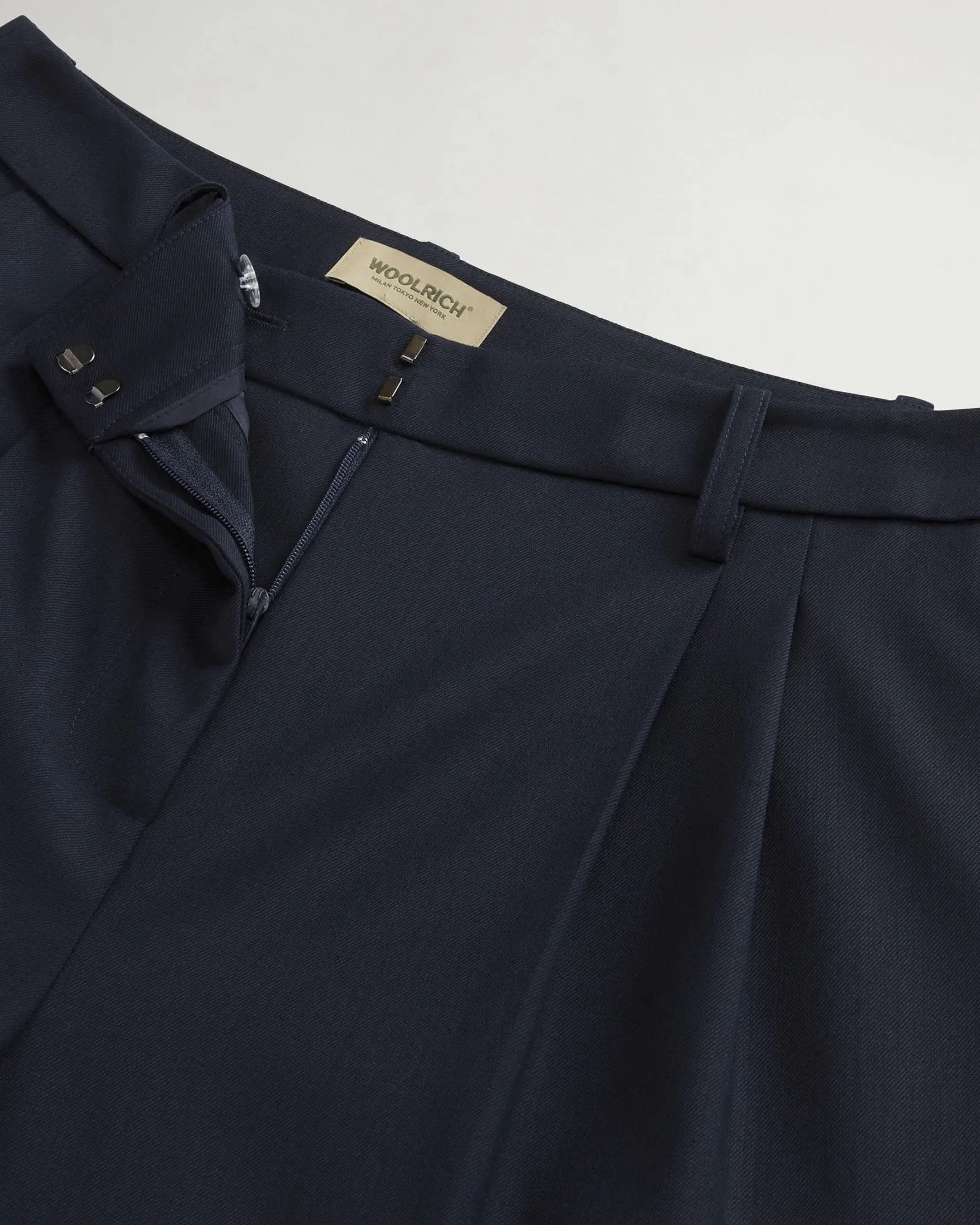Pantaloni blu Woolrich in tela di misto lana e viscosa con pinces in vita