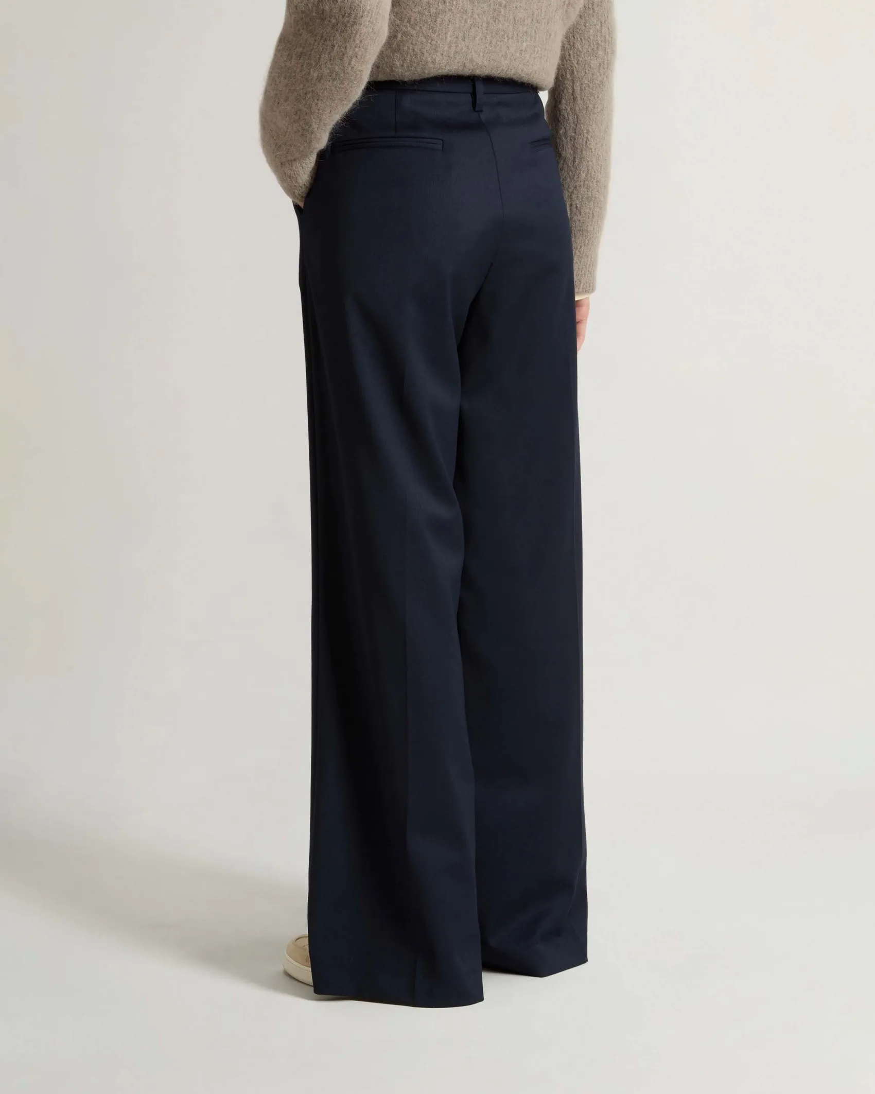 Pantaloni blu Woolrich in tela di misto lana e viscosa con pinces in vita