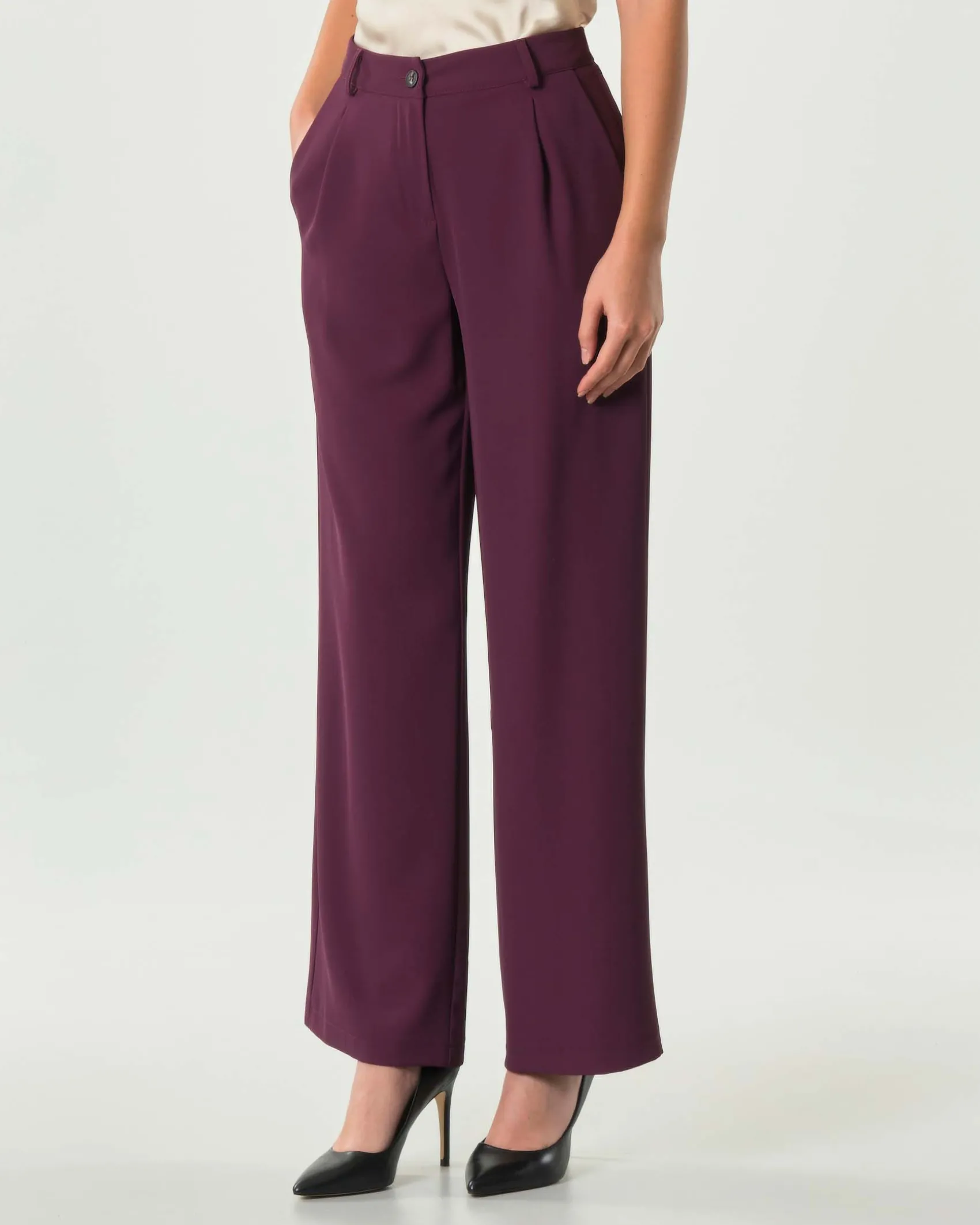 Pantaloni bordeaux Hlo! in crèpe effetto fluido con pinces in vita