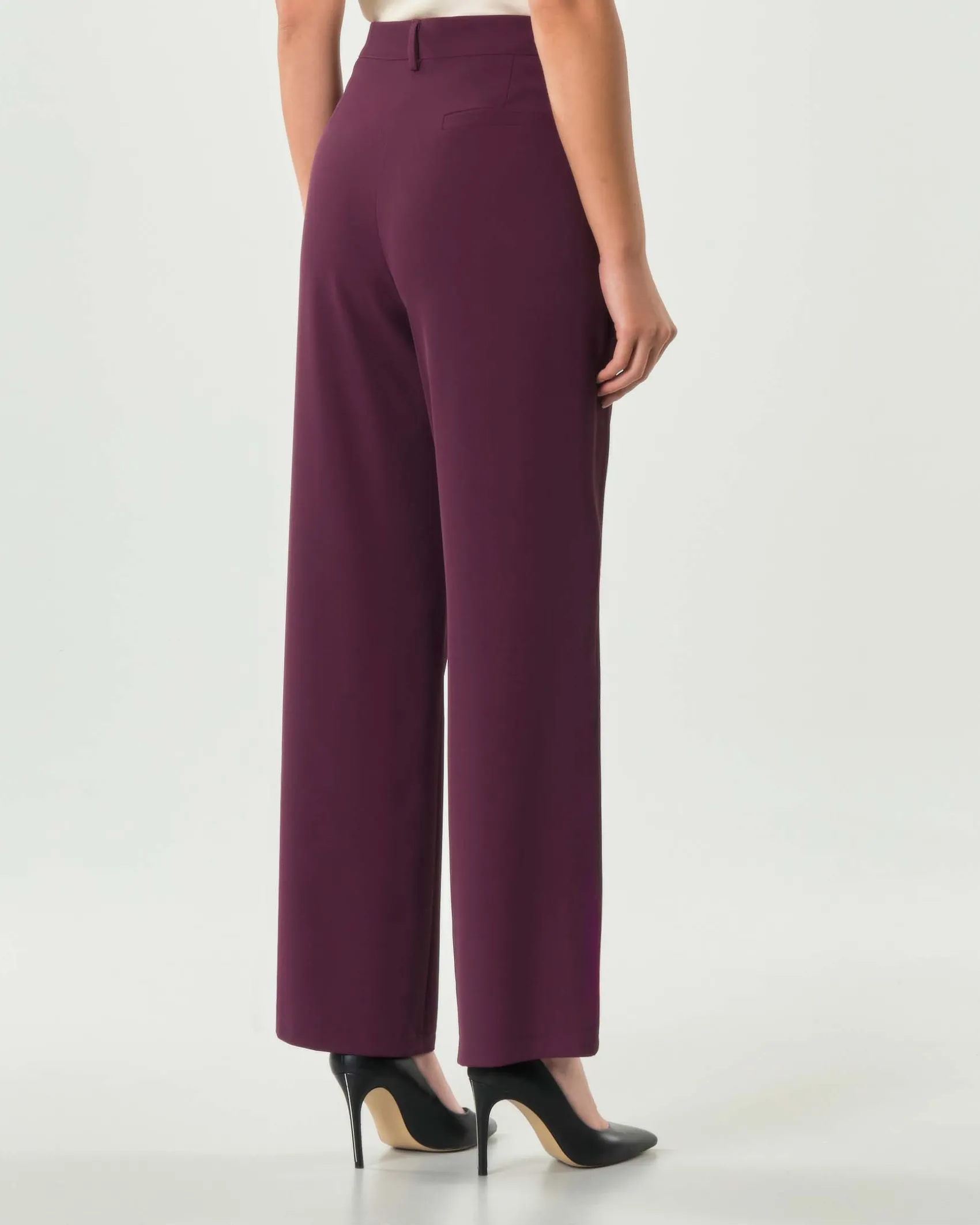 Pantaloni bordeaux Hlo! in crèpe effetto fluido con pinces in vita