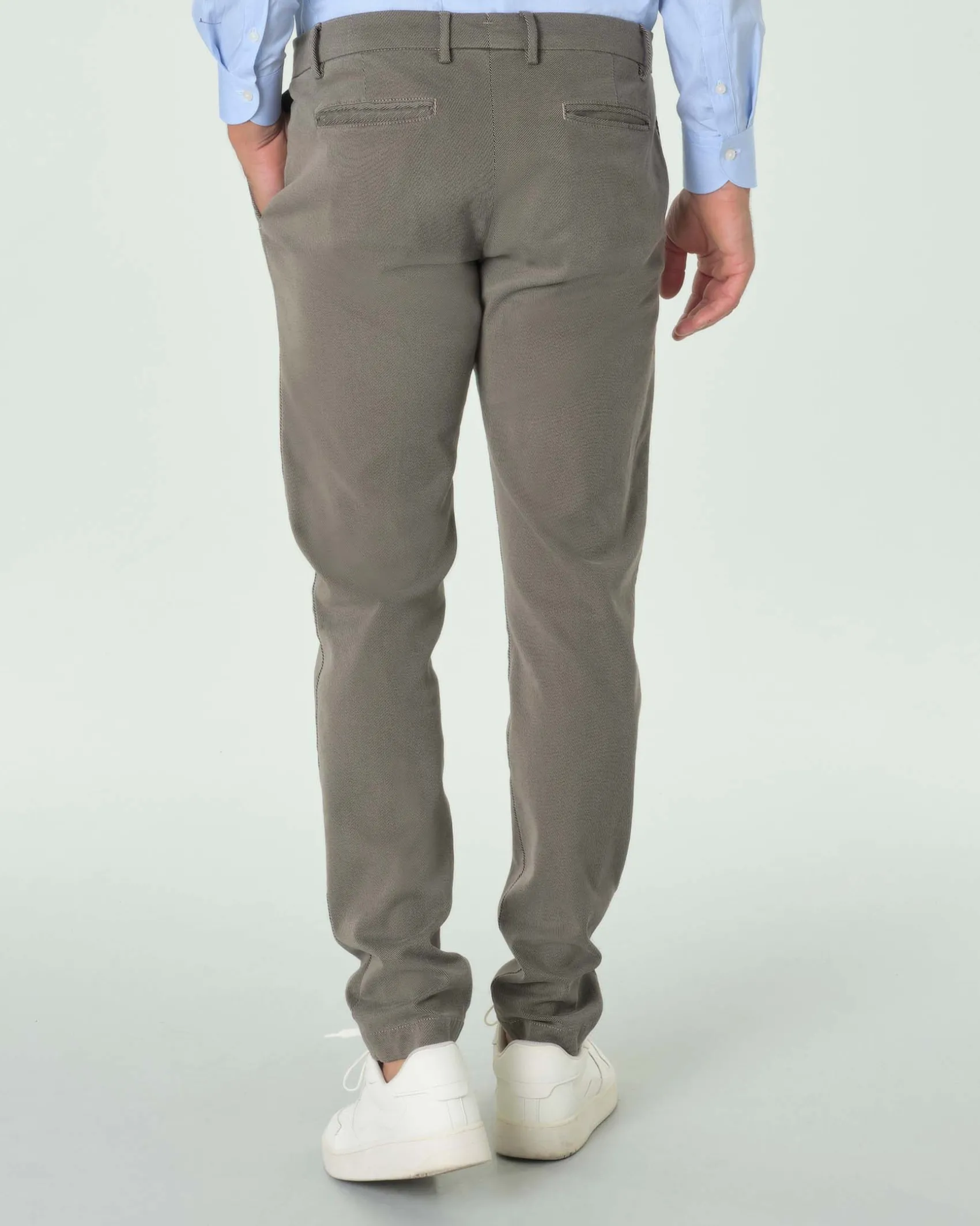 Pantaloni chino Ashki.i color fango in tessuto diagonale di misto cotone e modal stretch