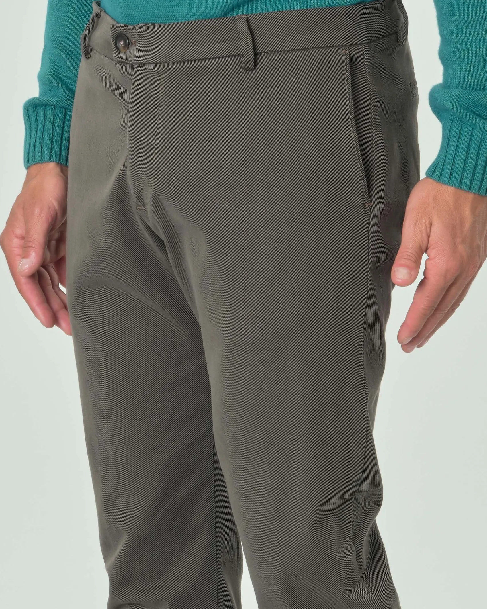 Pantaloni chino Ashki.i verde militare in tessuto diagonale di misto cotone e modal stretch