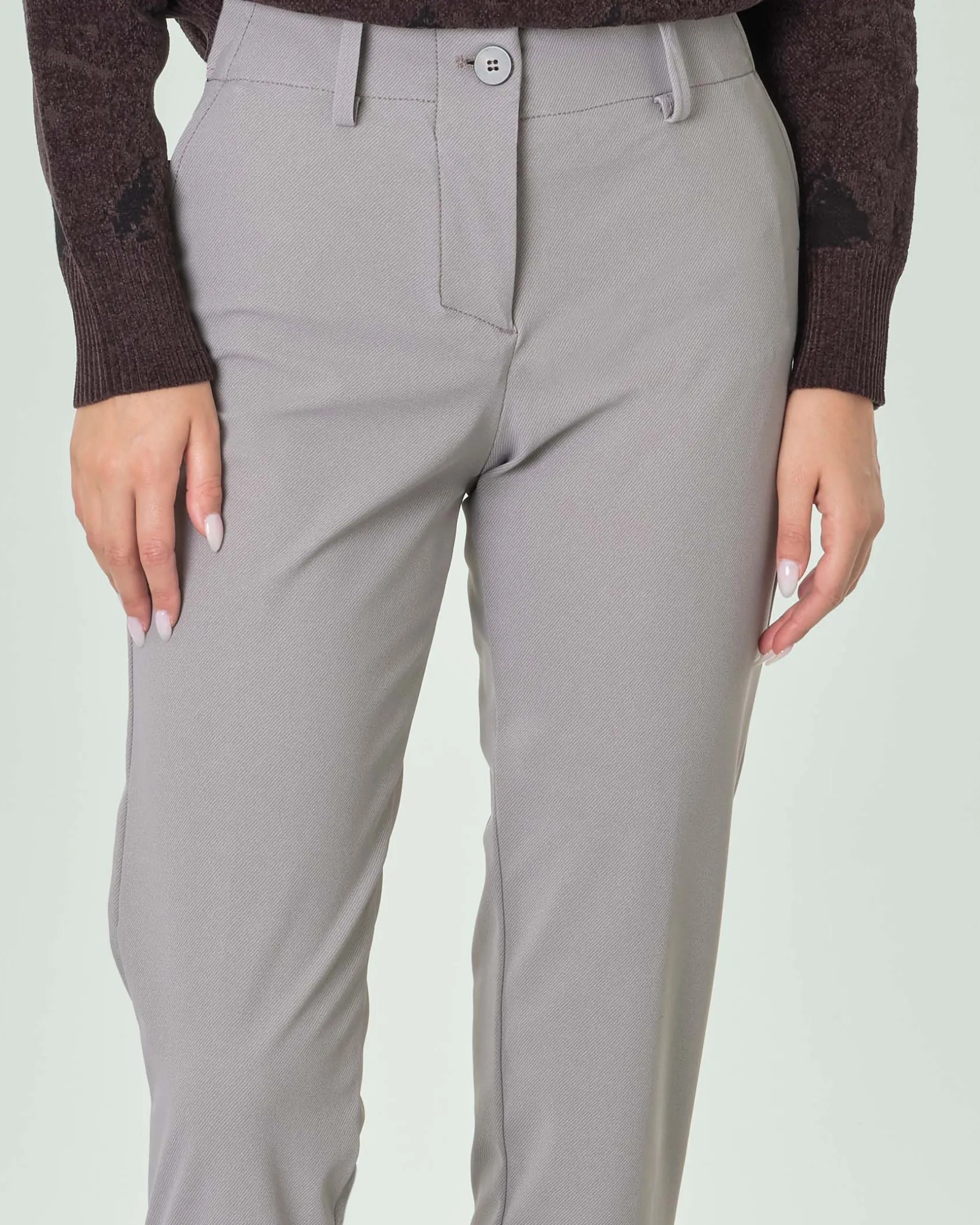Pantaloni chino color taupe in tessuto diagonale stretch