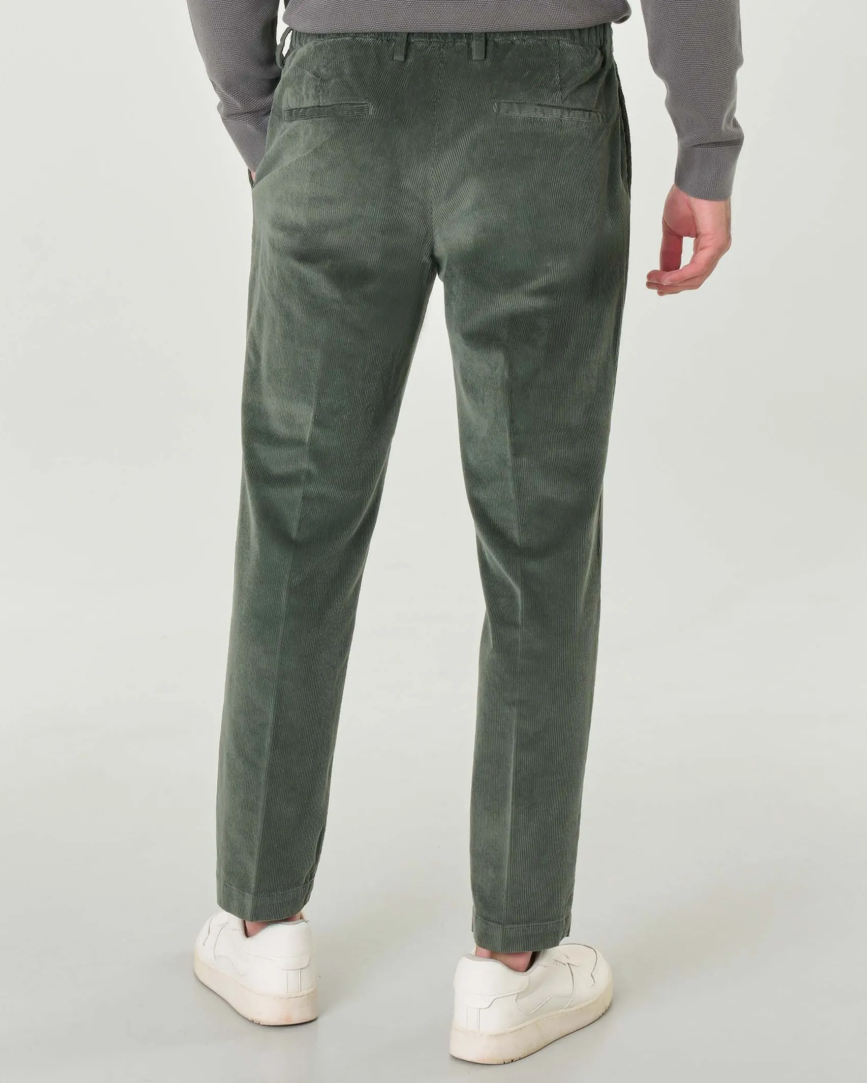 Pantaloni chino Pellizzari verde militare in velluto millerighe con pinces frontale ed elastico sul retro