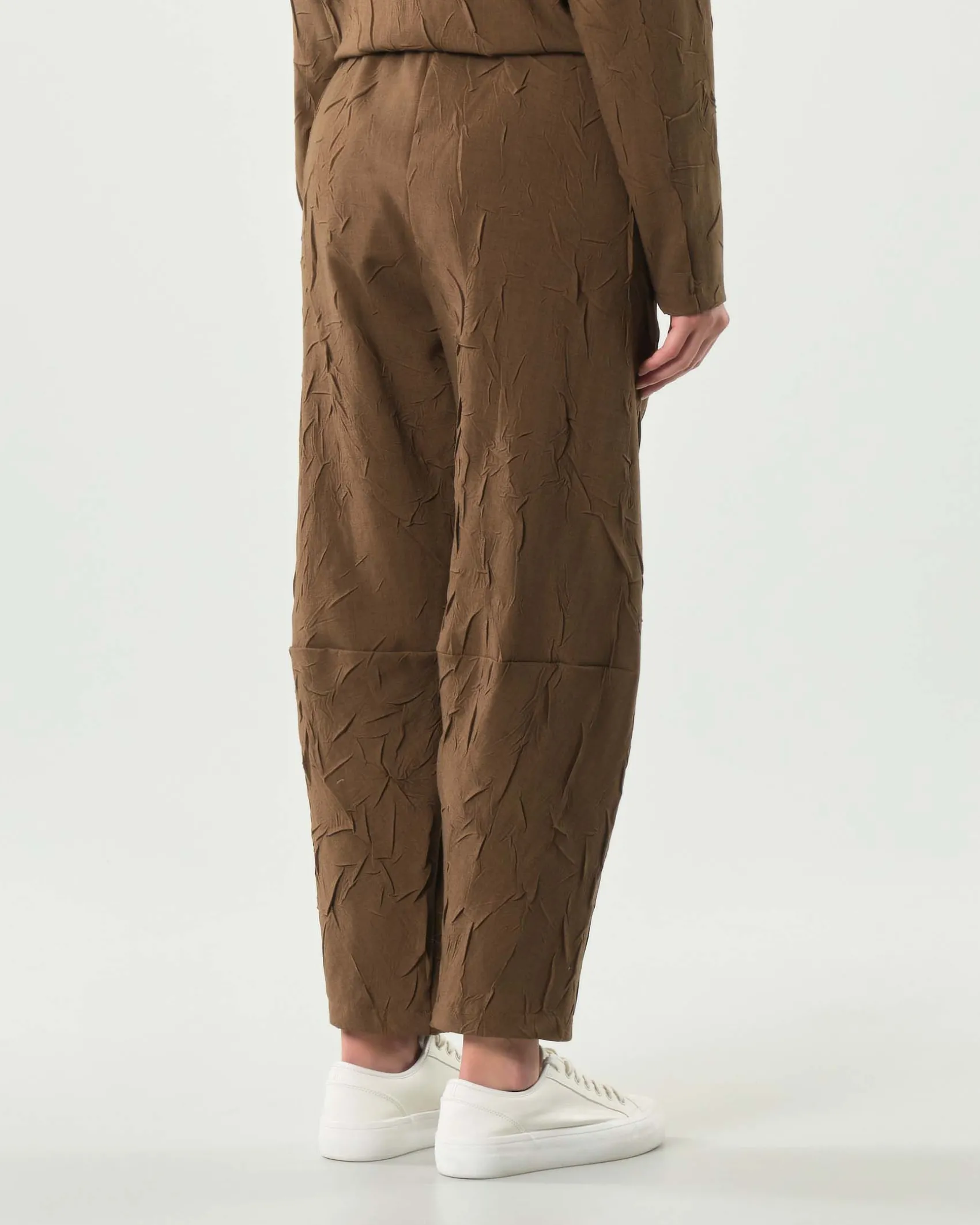 Pantaloni color noce a pallocino Jurerê in misto ramiè effetto froissè con elastico inserito in vita
