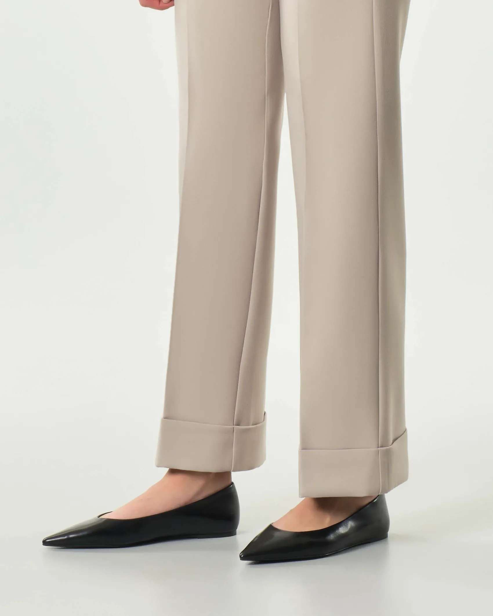 Pantaloni color sabbia Emme Marella in tessuto doppio stretch di misto viscosa dalla linea dritta con risvolto al fondo