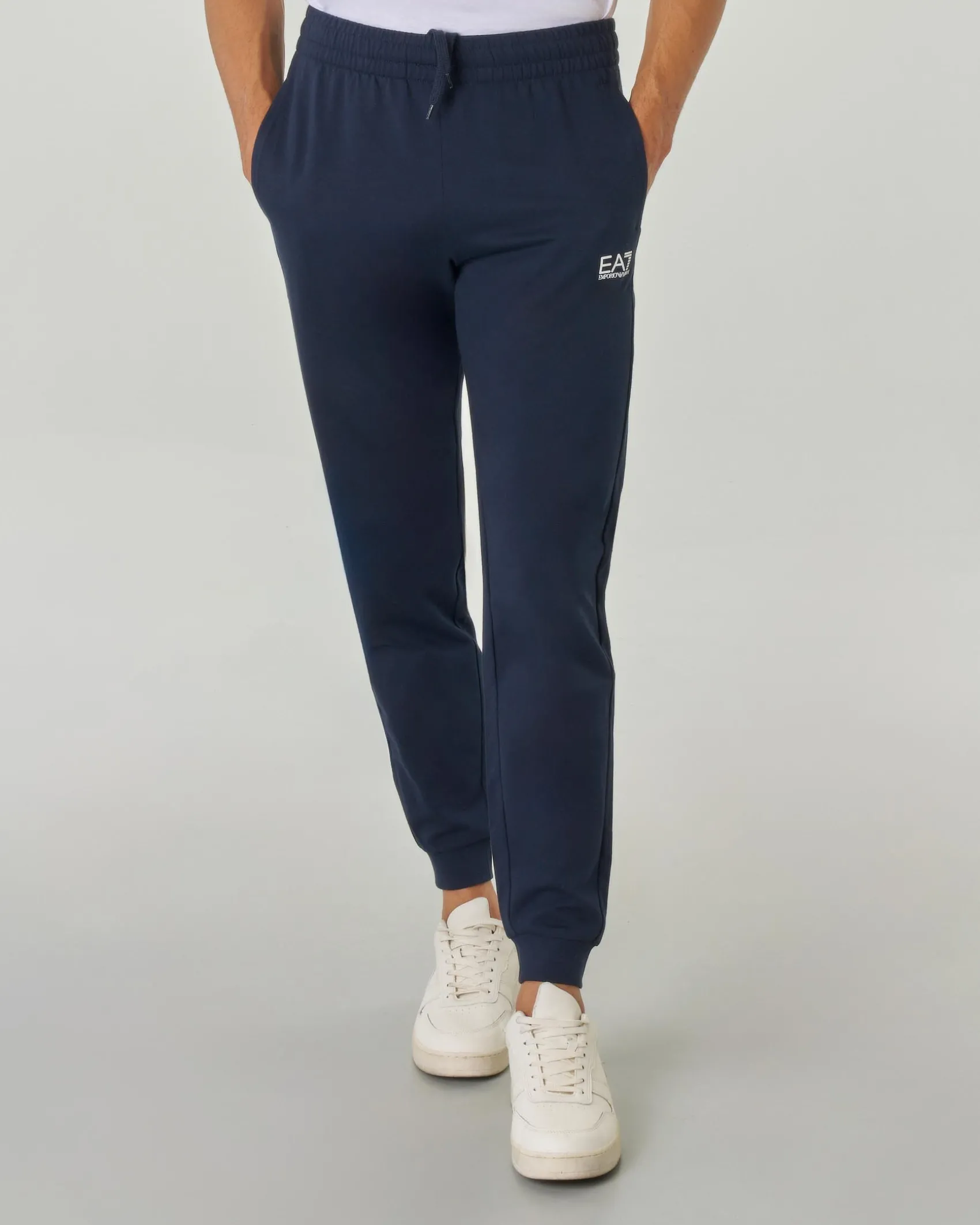 Pantaloni EA7 blu in felpa leggera con logo piccolo