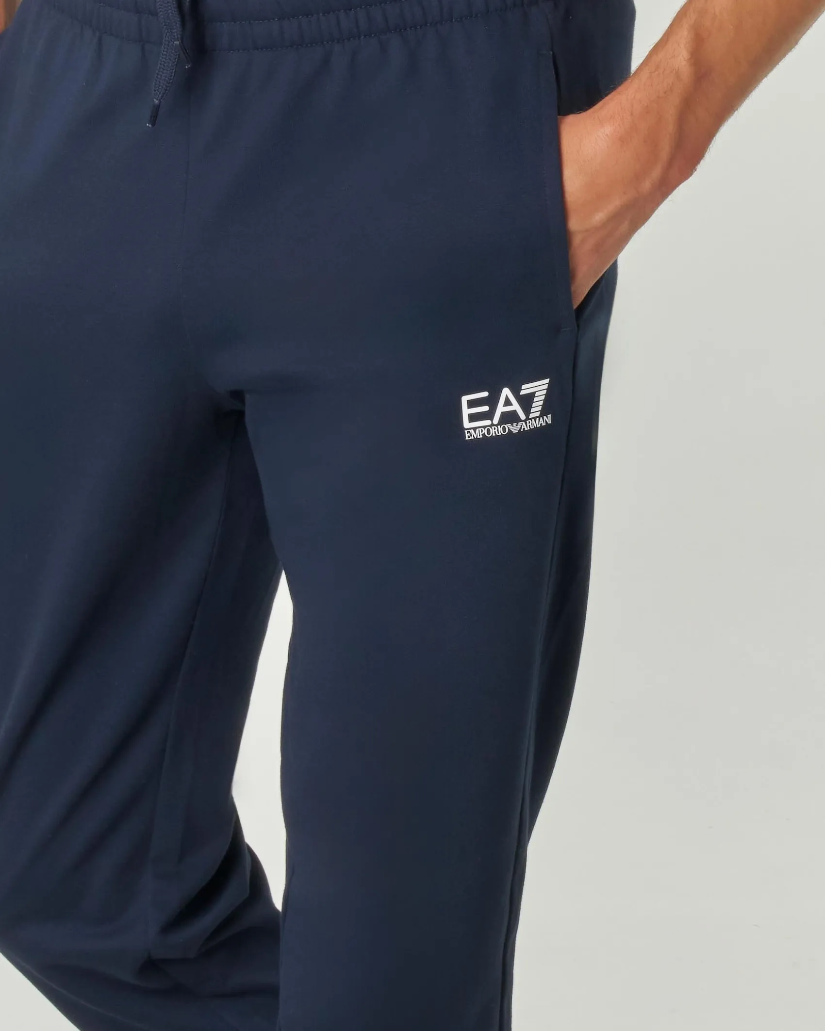 Pantaloni EA7 blu in felpa leggera con logo piccolo