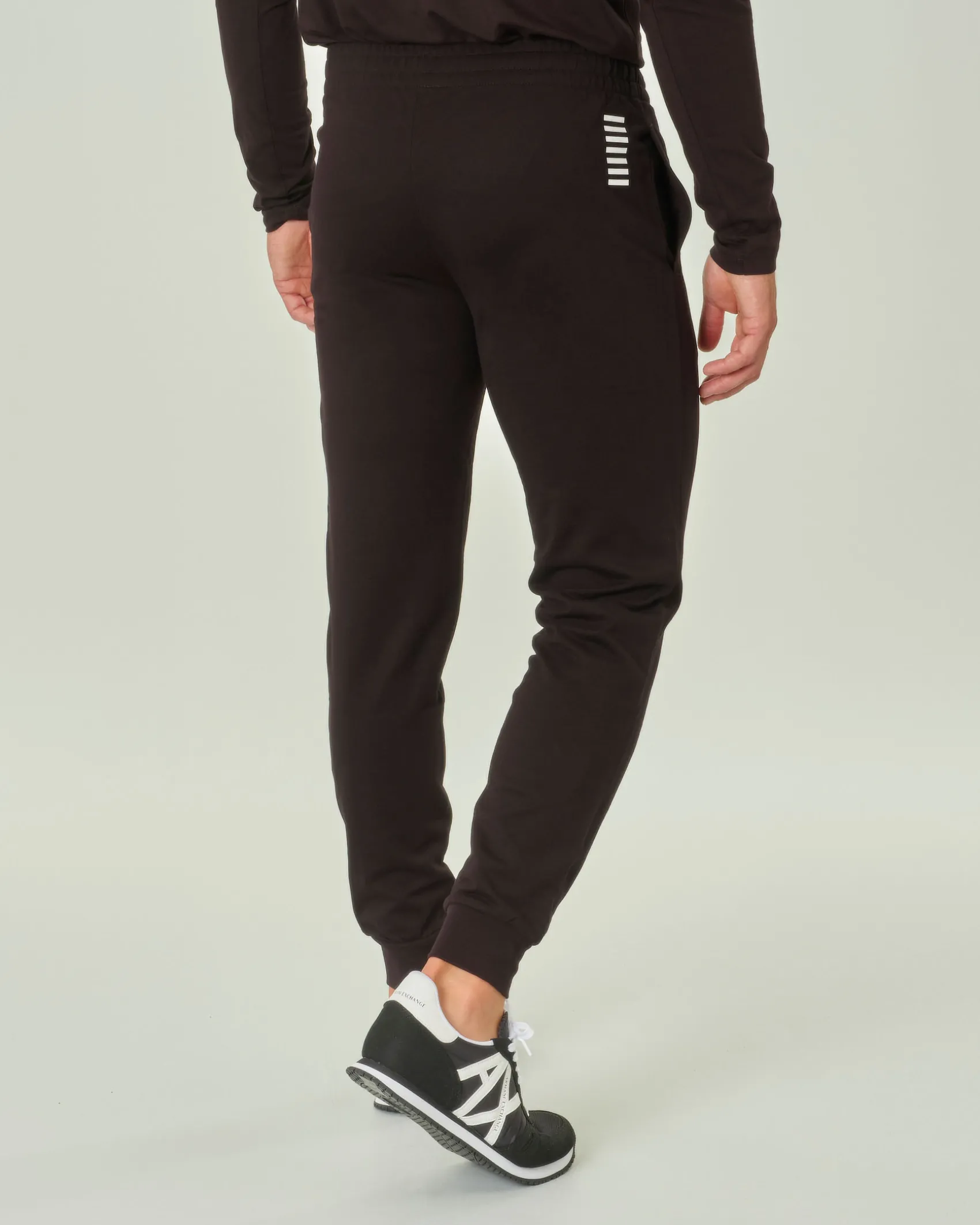 Pantaloni EA7 neri in felpa leggera con logo piccolo