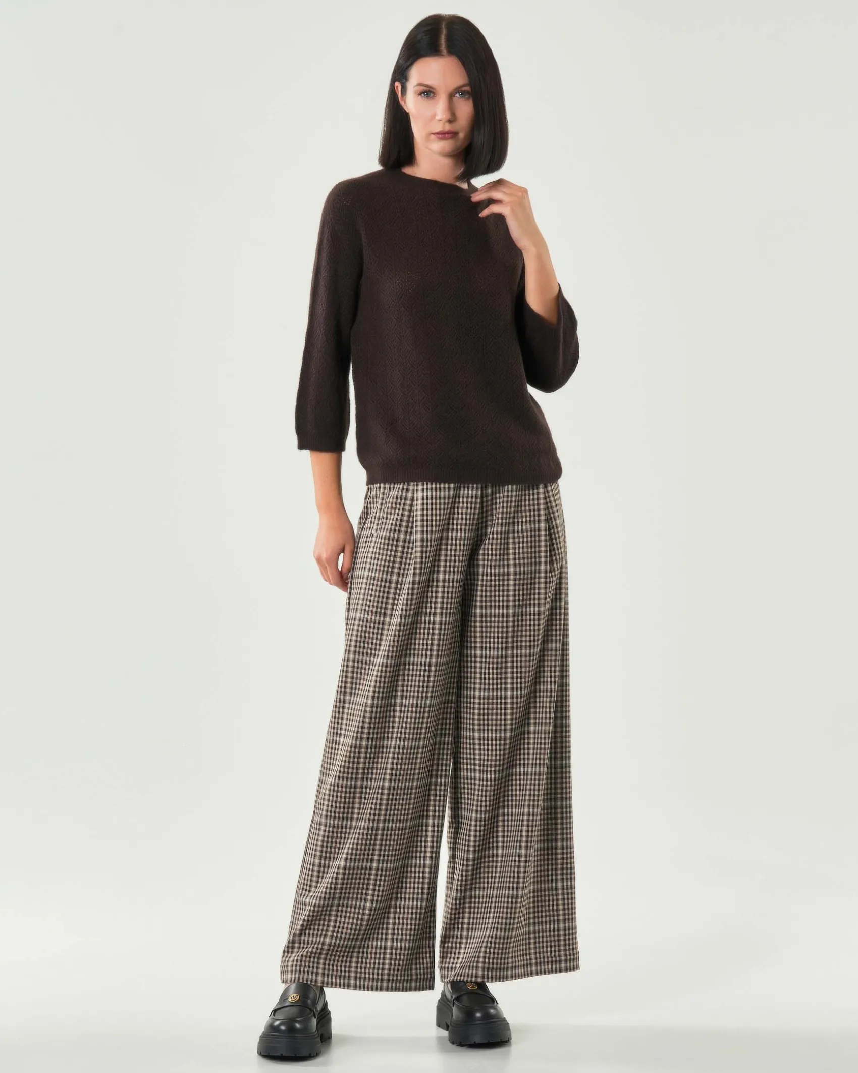 Pantaloni flare Hlo! in misto viscosa a fantasia Vichy marrone e beige con elastico e pinces in vita