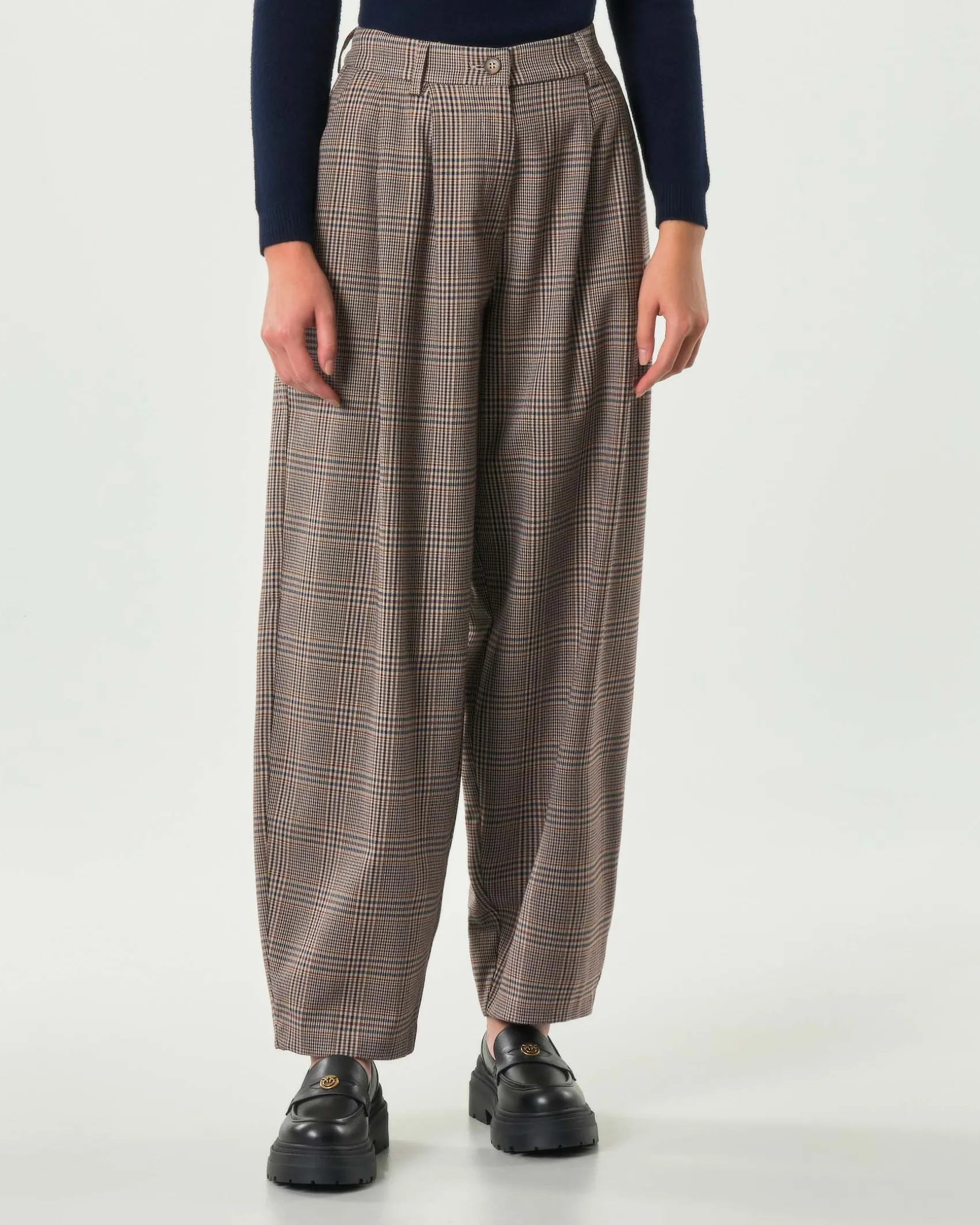 Pantaloni Hlo! dalla linea baloon in misto viscosa a fantasia Principe di Galles marrone e bordeaux con pinces