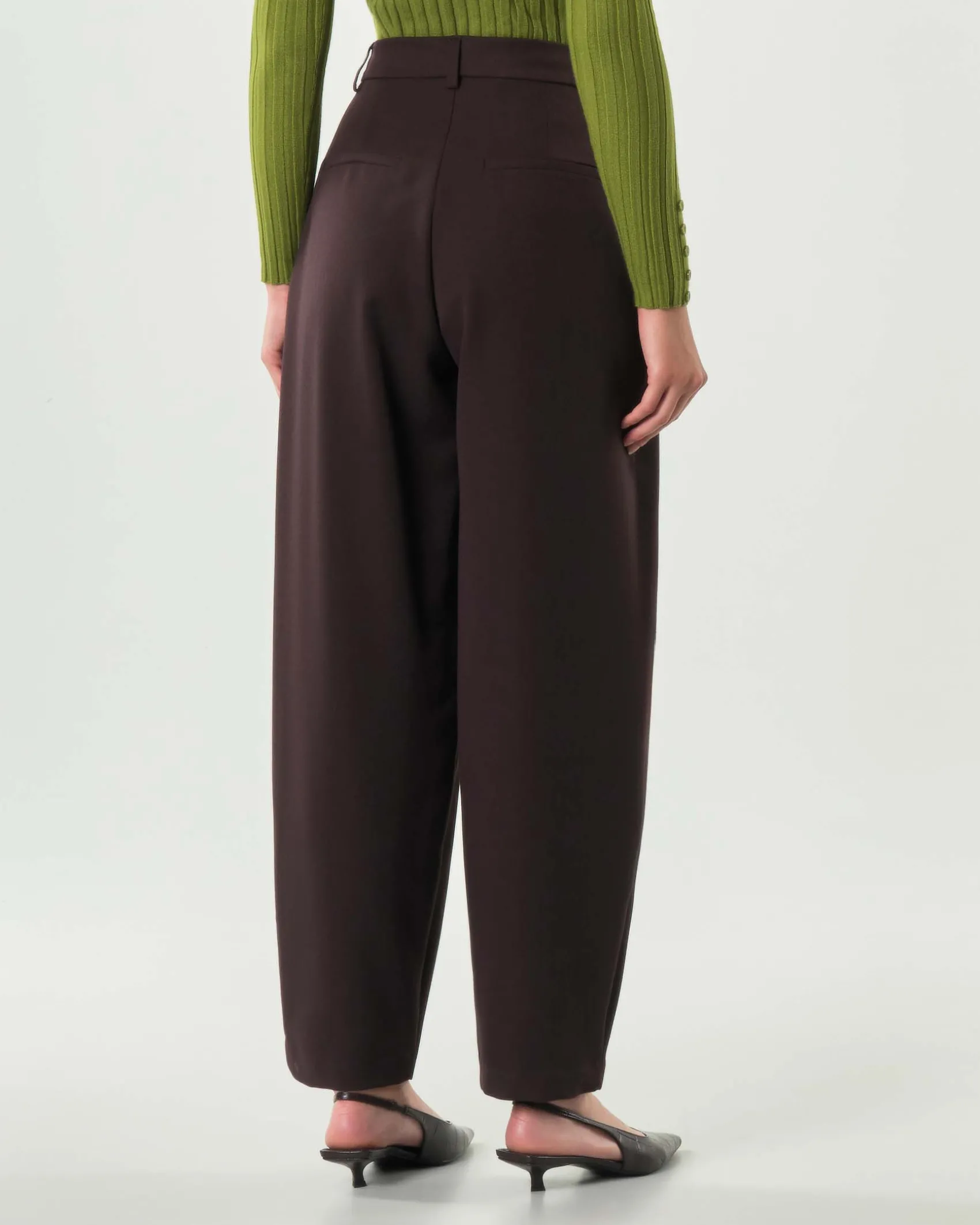 Pantaloni Hlo! marroni dalla linea baloon in misto viscosa con doppia pince