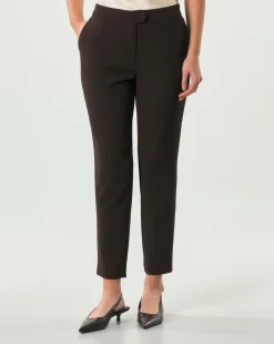 Pantaloni marroni Hlo! in crèpe dalla linea slim con bottone di chiusura rivestito in tessuto abbinato