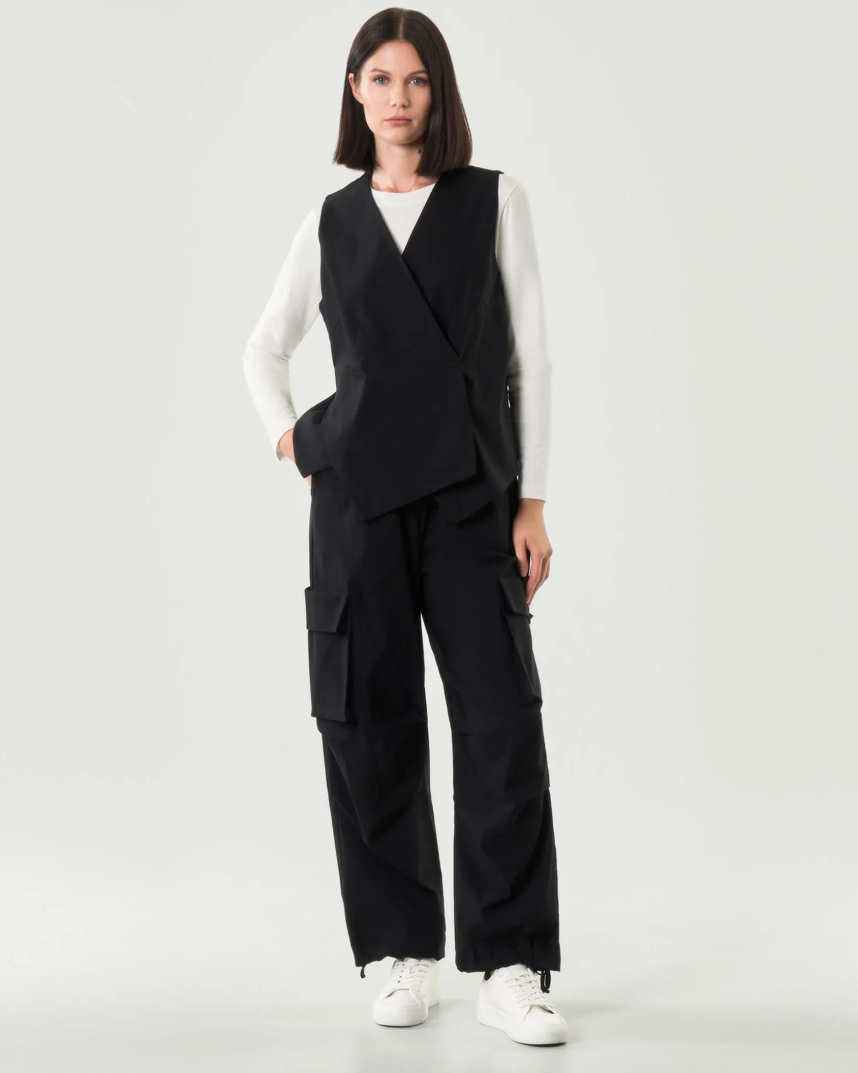 Pantaloni neri cargo Jurerê in bengalina di misto viscosa con elastico in vita a coulisse al fondo