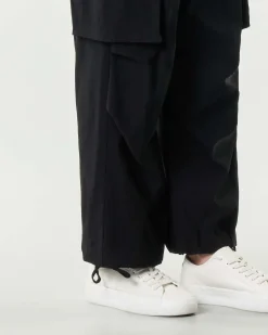 Pantaloni neri cargo Jurerê in bengalina di misto viscosa con elastico in vita a coulisse al fondo