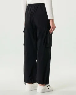 Pantaloni neri cargo Jurerê in bengalina di misto viscosa con elastico in vita a coulisse al fondo