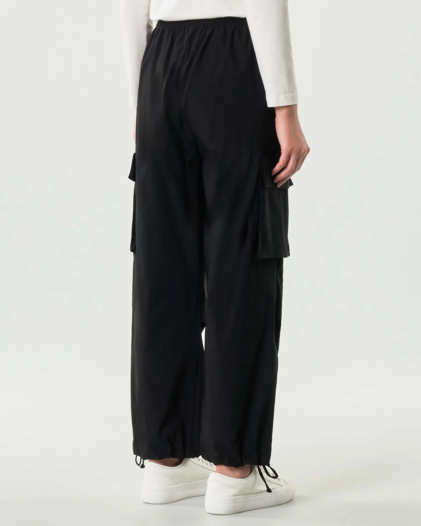 Pantaloni neri cargo Jurerê in bengalina di misto viscosa con elastico in vita a coulisse al fondo
