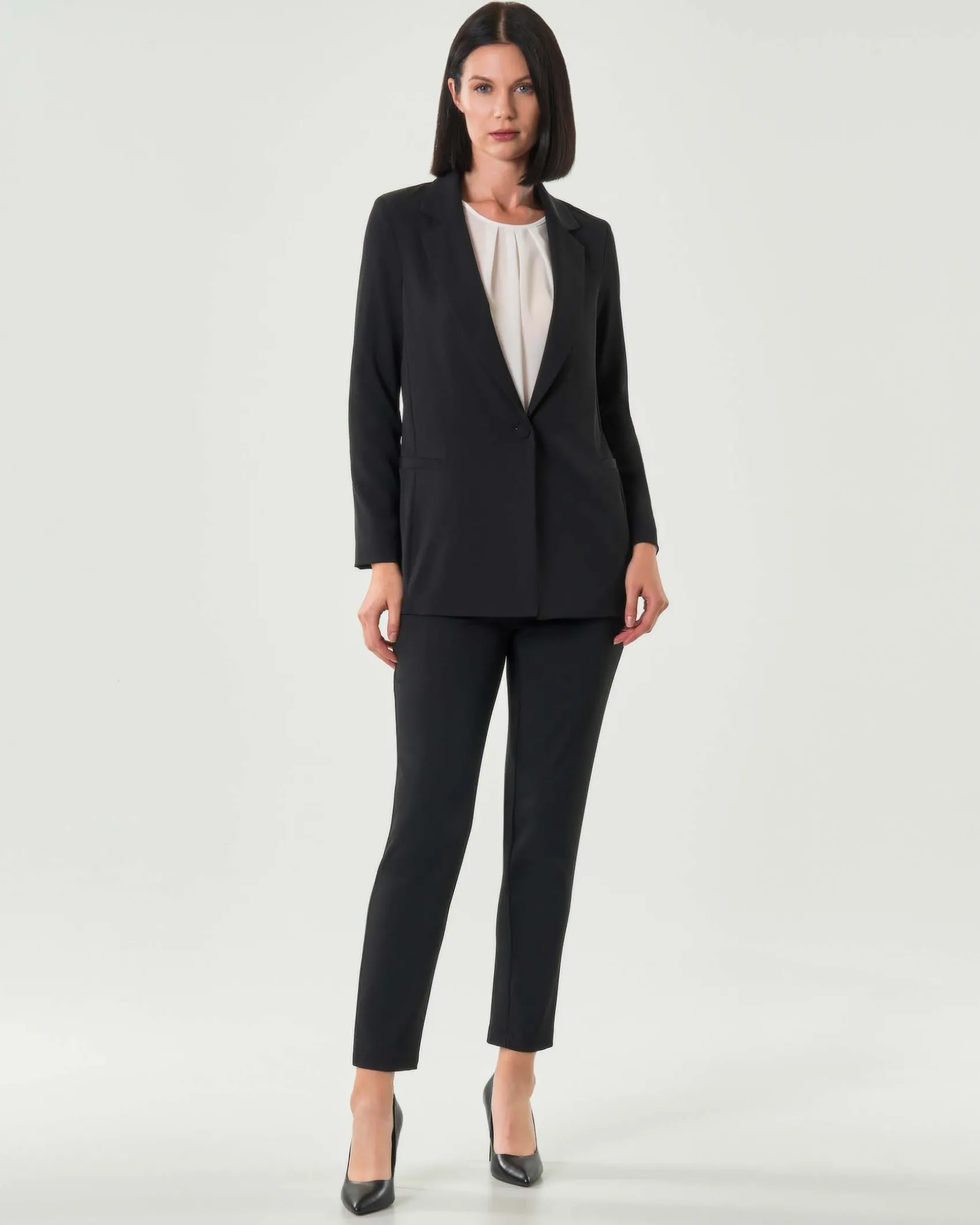 Pantaloni neri Hlo! in crèpe dalla linea slim con bottone di chiusura rivestito in tessuto abbinato