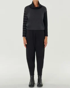 Pantaloni neri in jersey punto Milano di viscosa strech dalla linea a pagliaccio