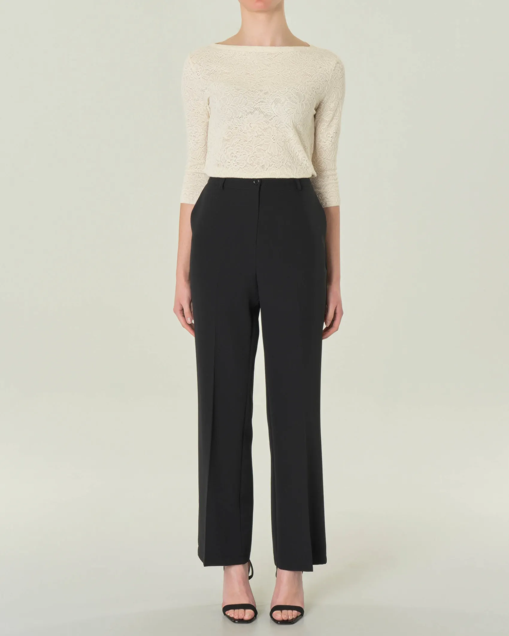 Pantaloni neri in tessuto tecnico stretch con piega stirata