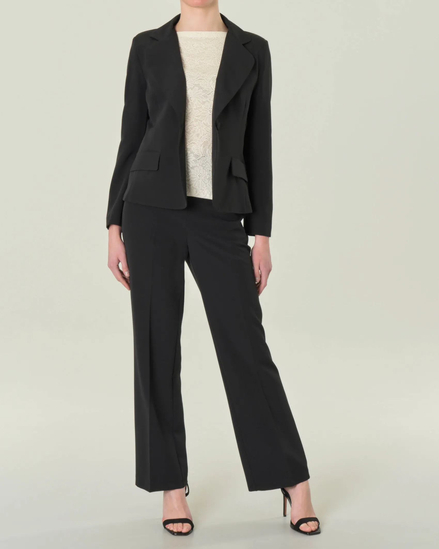 Pantaloni neri in tessuto tecnico stretch con piega stirata