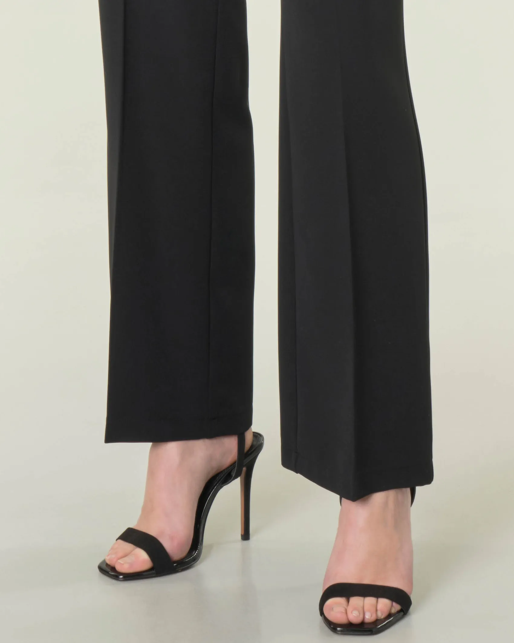 Pantaloni neri in tessuto tecnico stretch con piega stirata