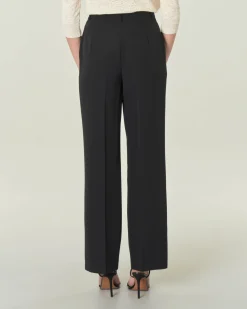 Pantaloni neri in tessuto tecnico stretch con piega stirata