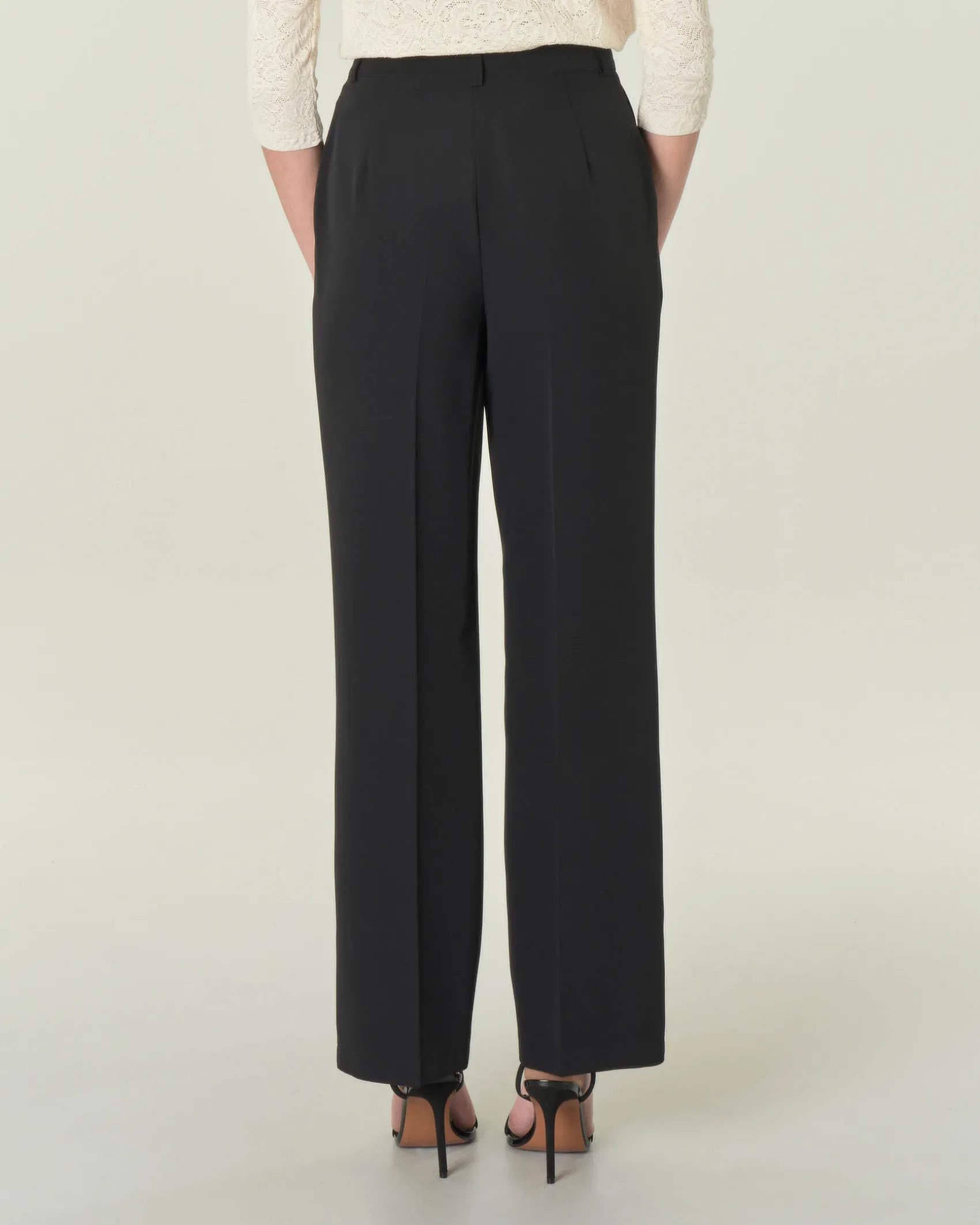 Pantaloni neri in tessuto tecnico stretch con piega stirata