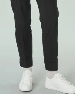 Pantaloni neri slim in misto viscosa stretch con risvolto al fondo ed elastico in vita
