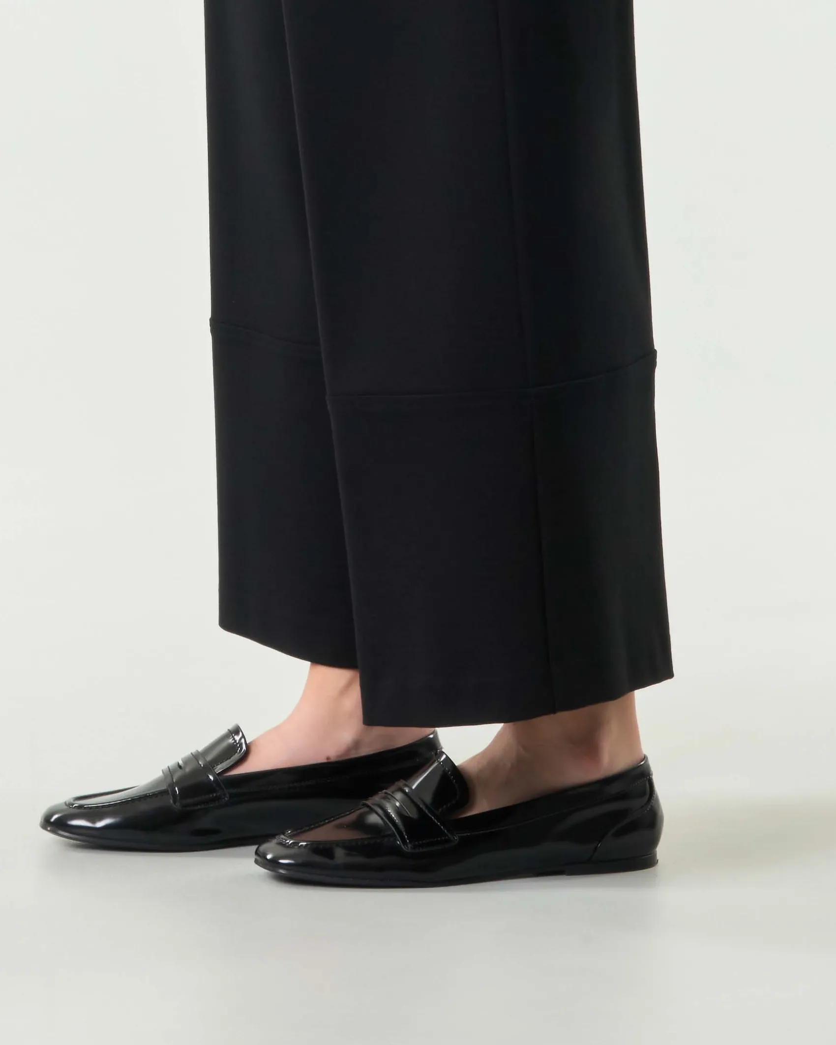 Pantaloni neri super wide Jurerê in misto viscosa punto Milano con elastico in vita