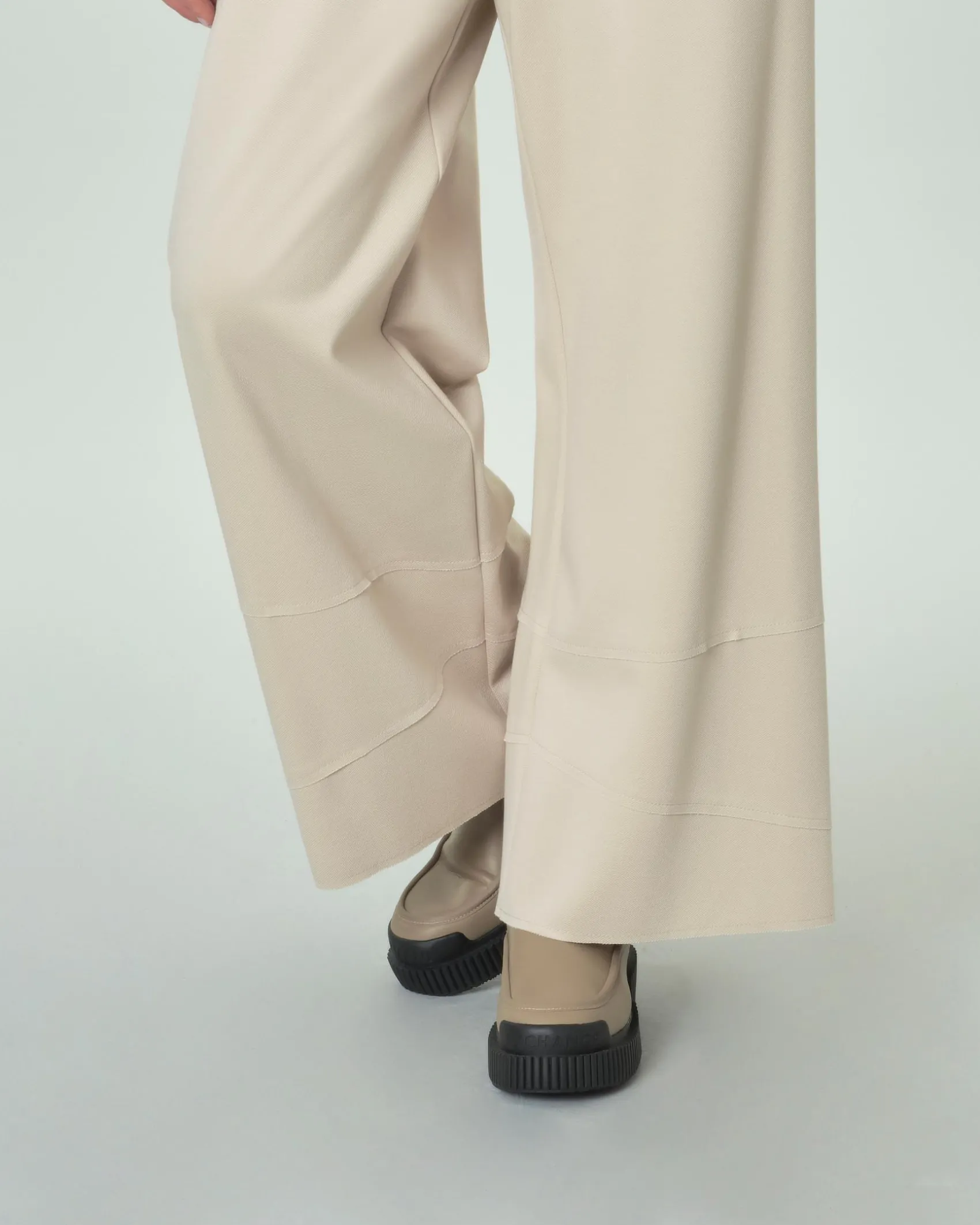Pantaloni palazzo color gesso in misto viscosa con nervature a vista sul fondo