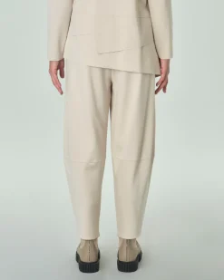Pantaloni palazzo color gesso in misto viscosa con nervature a vista sul fondo
